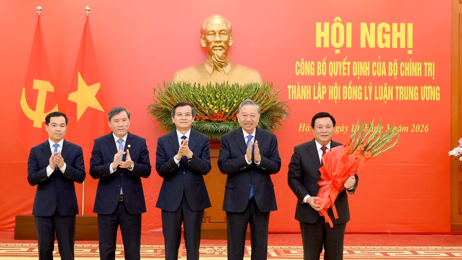 Tổng Bí thư Tô Lâm trao Quyết định thành lập Hội đồng Lý luận Trung ương nhiệm kỳ 2026-2031. (Ảnh: ĐĂNG KHOA)