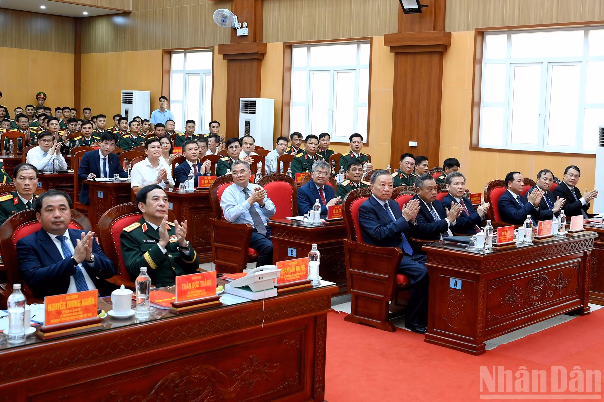 ndo_br_a4-bnd-7440.jpg