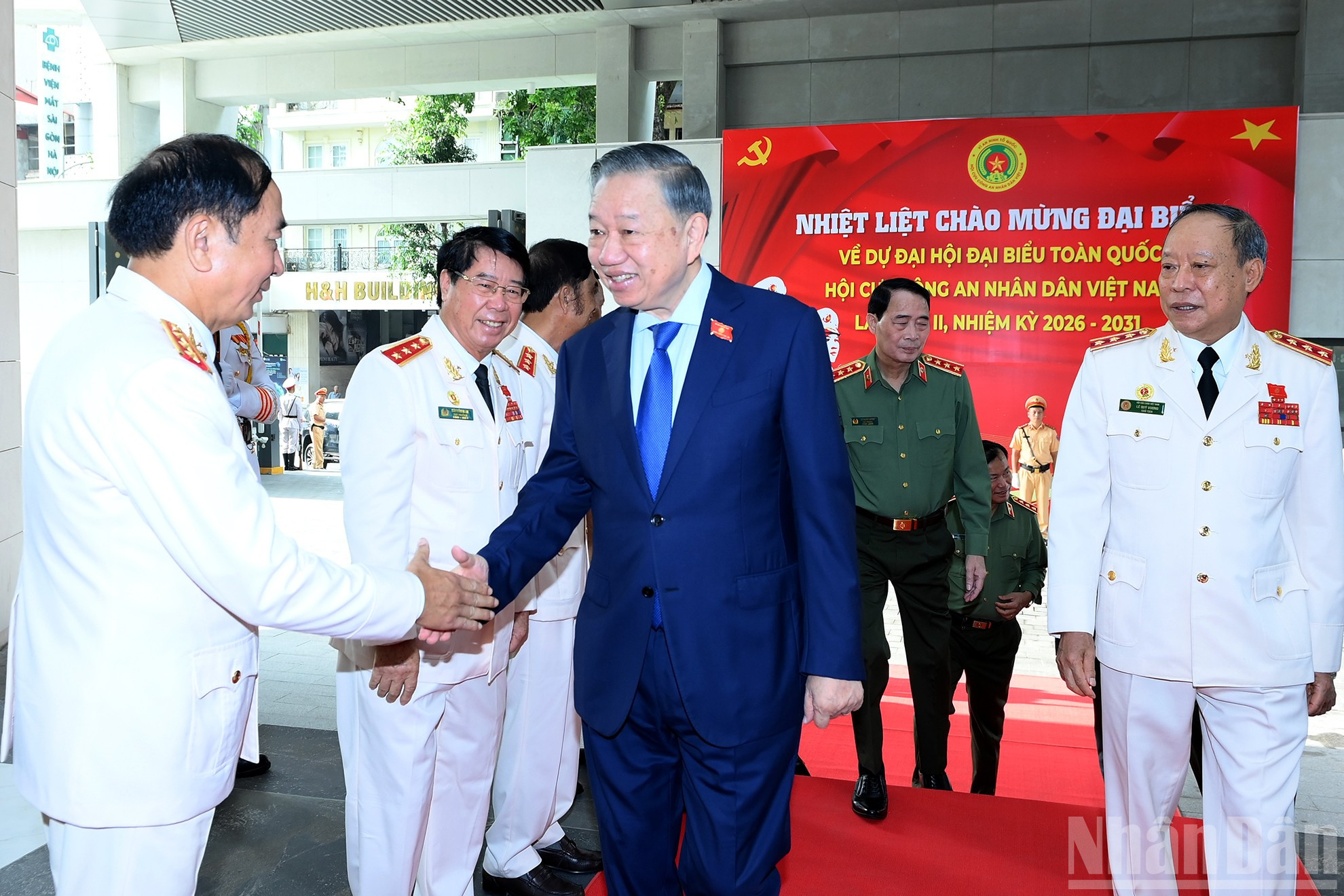 Tổng B&iacute; thư, Chủ tịch nước T&ocirc; L&acirc;m với c&aacute;c đại biểu dự Đại hội đại biểu to&agrave;n quốc Hội Cựu C&ocirc;ng an nh&acirc;n d&acirc;n Việt Nam lần thứ II, nhiệm kỳ 2026-2031.