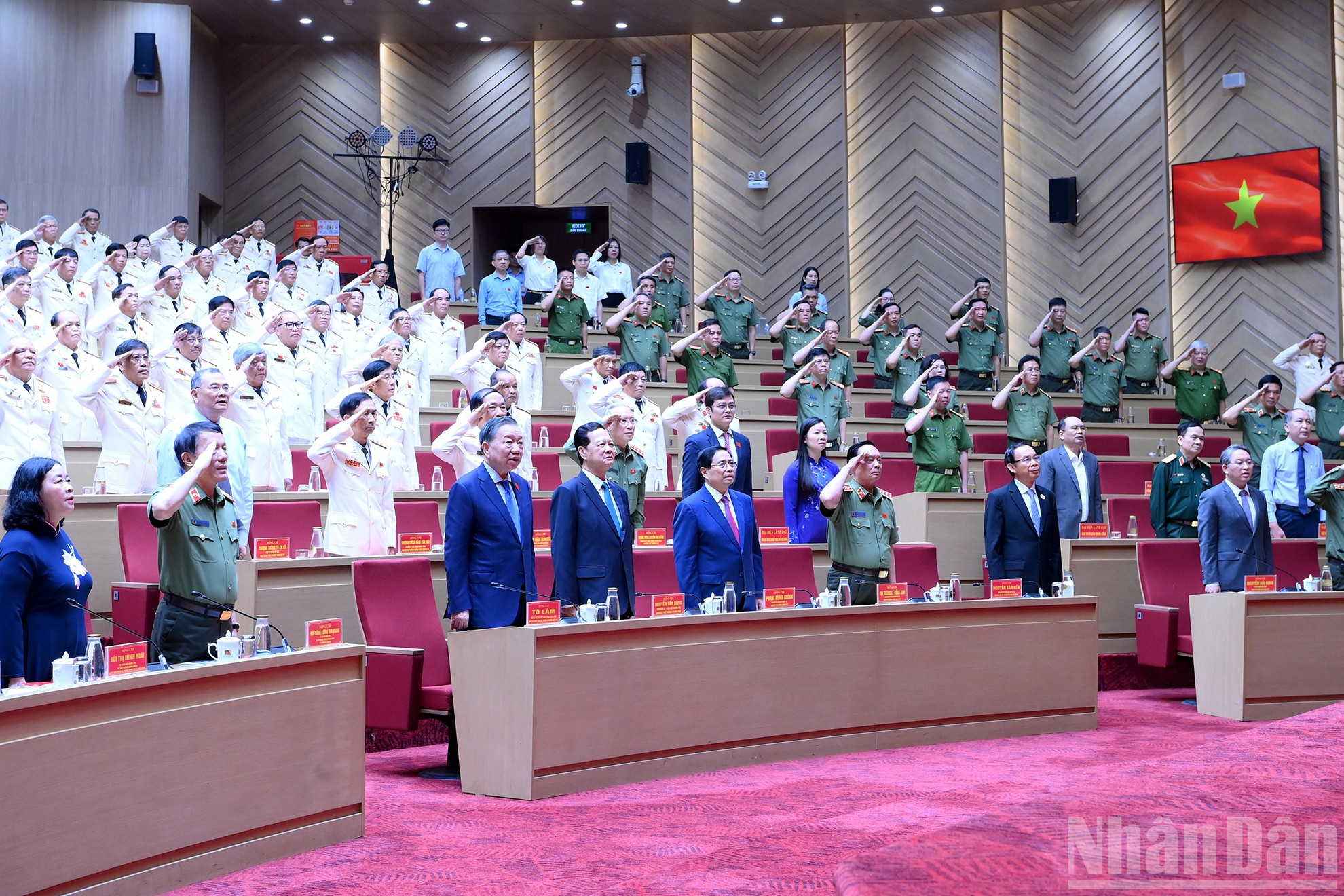 Tổng B&iacute; thư, Chủ tịch nước T&ocirc; L&acirc;m v&agrave; c&aacute;c đồng ch&iacute; l&atilde;nh đạo, nguy&ecirc;n l&atilde;nh đạo Đảng, Nh&agrave; nước v&agrave; c&aacute;c đại biểu thực hiện nghi thức ch&agrave;o cờ.