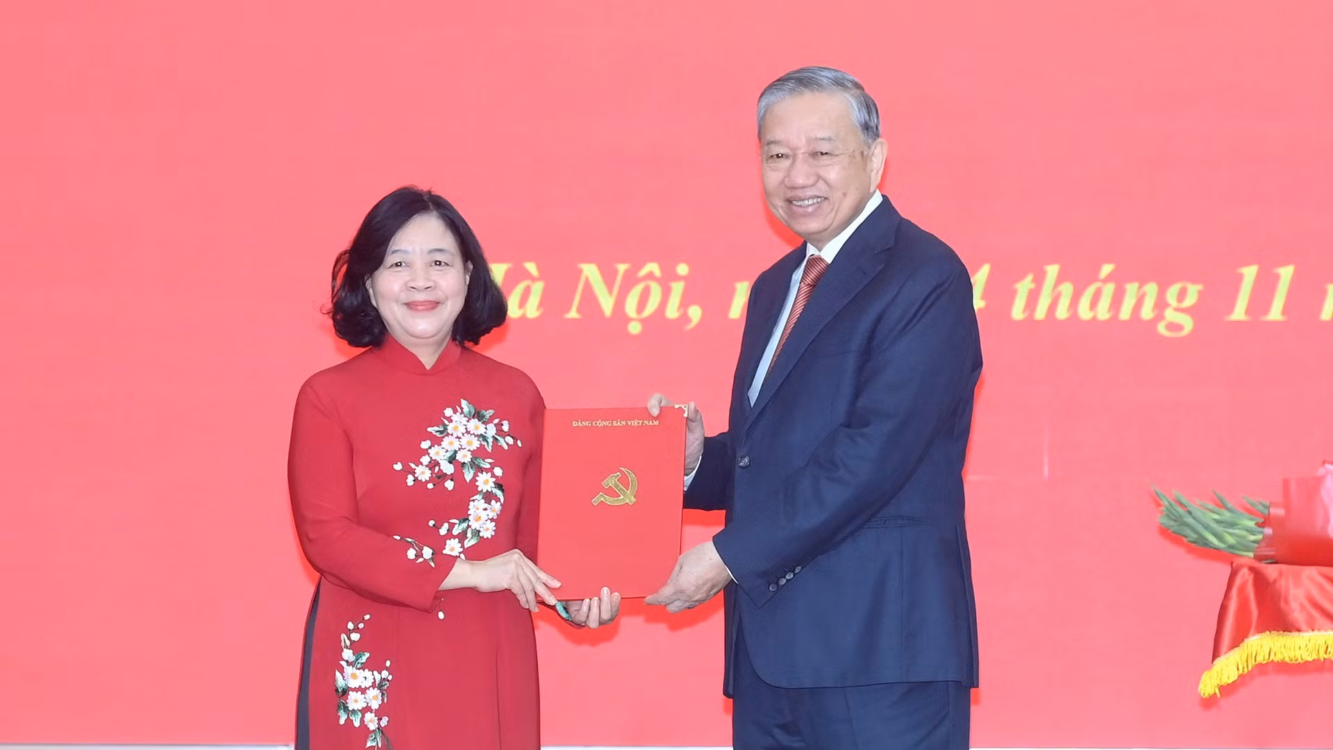 Tổng Bí thư Tô Lâm trao Quyết định của Bộ Chính trị phân công đồng chí Bùi Thị Minh Hoài giữ chức Bí thư Đảng ủy Mặt trận Tổ quốc, các đoàn thể Trung ương nhiệm kỳ 2020-2025.