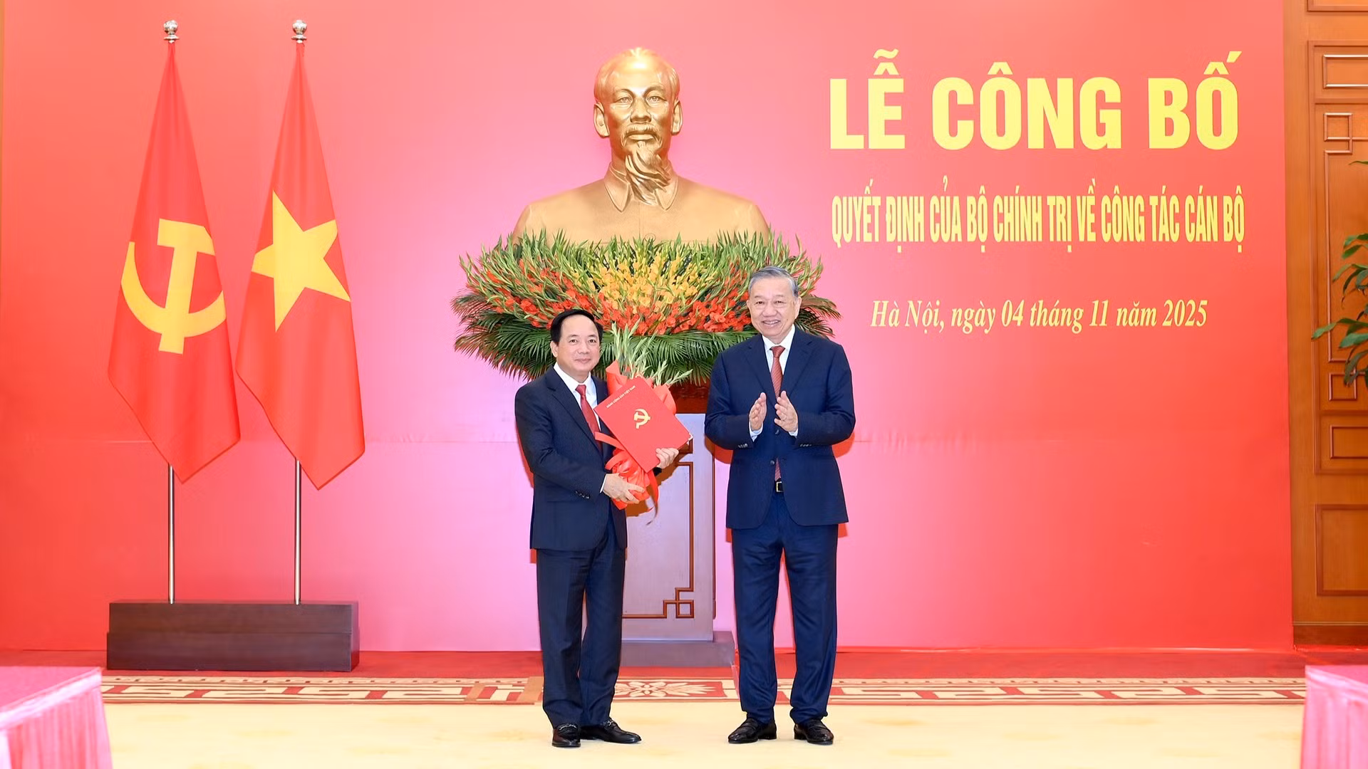 Tổng Bí thư Tô Lâm trao Quyết định của Bộ Chính trị điều động, phân công, bổ nhiệm đồng chí Trịnh Văn Quyết giữ chức Trưởng Ban Tuyên giáo và Dân vận Trung ương. 