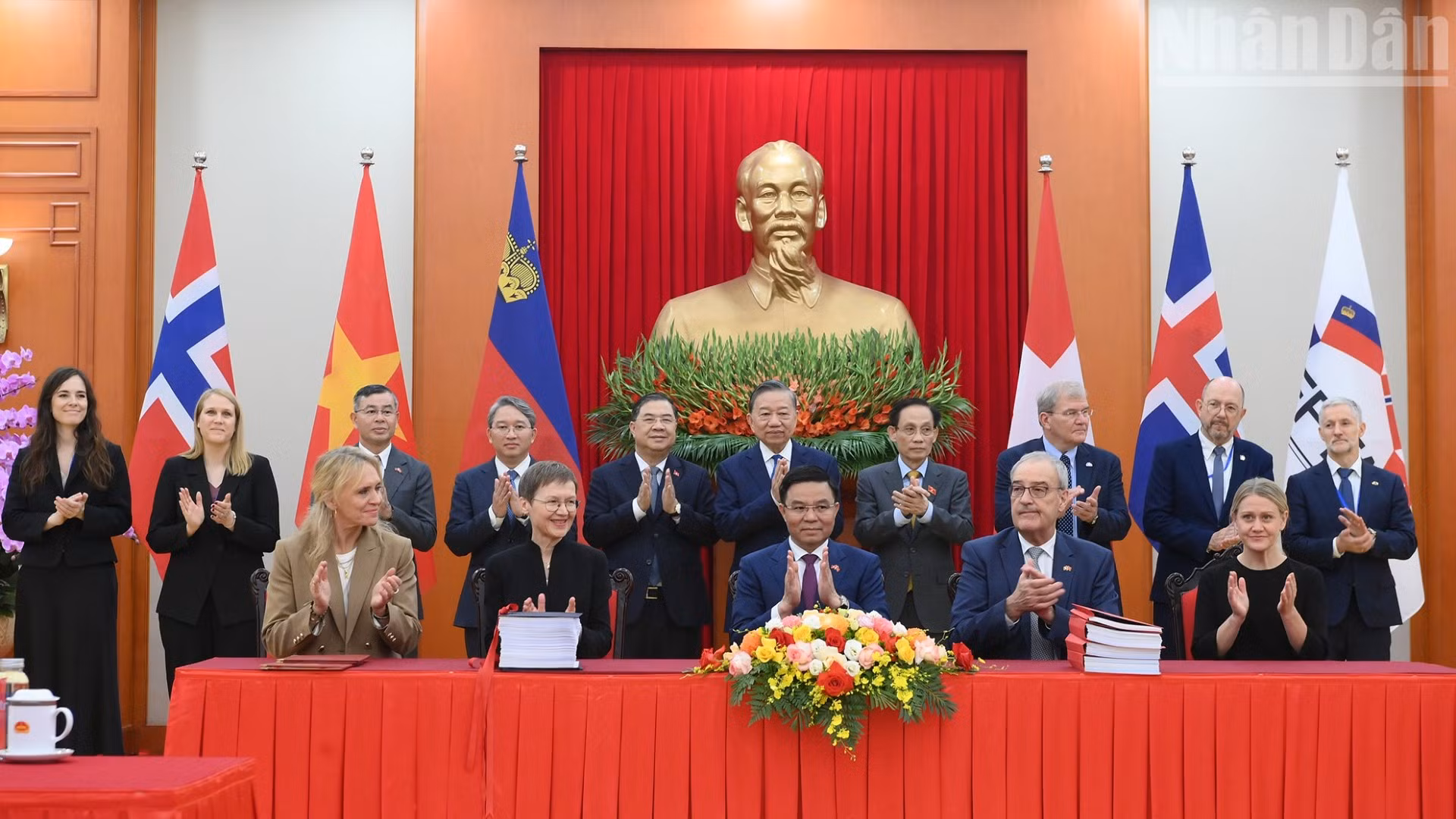 Tổng Bí thư, Chủ tịch nước Tô Lâm và các đại biểu chứng kiến Lễ ký kết Hiệp định Thương mại tự do Việt Nam-EFTA (VEFTA). (Ảnh: ĐĂNG KHOA)