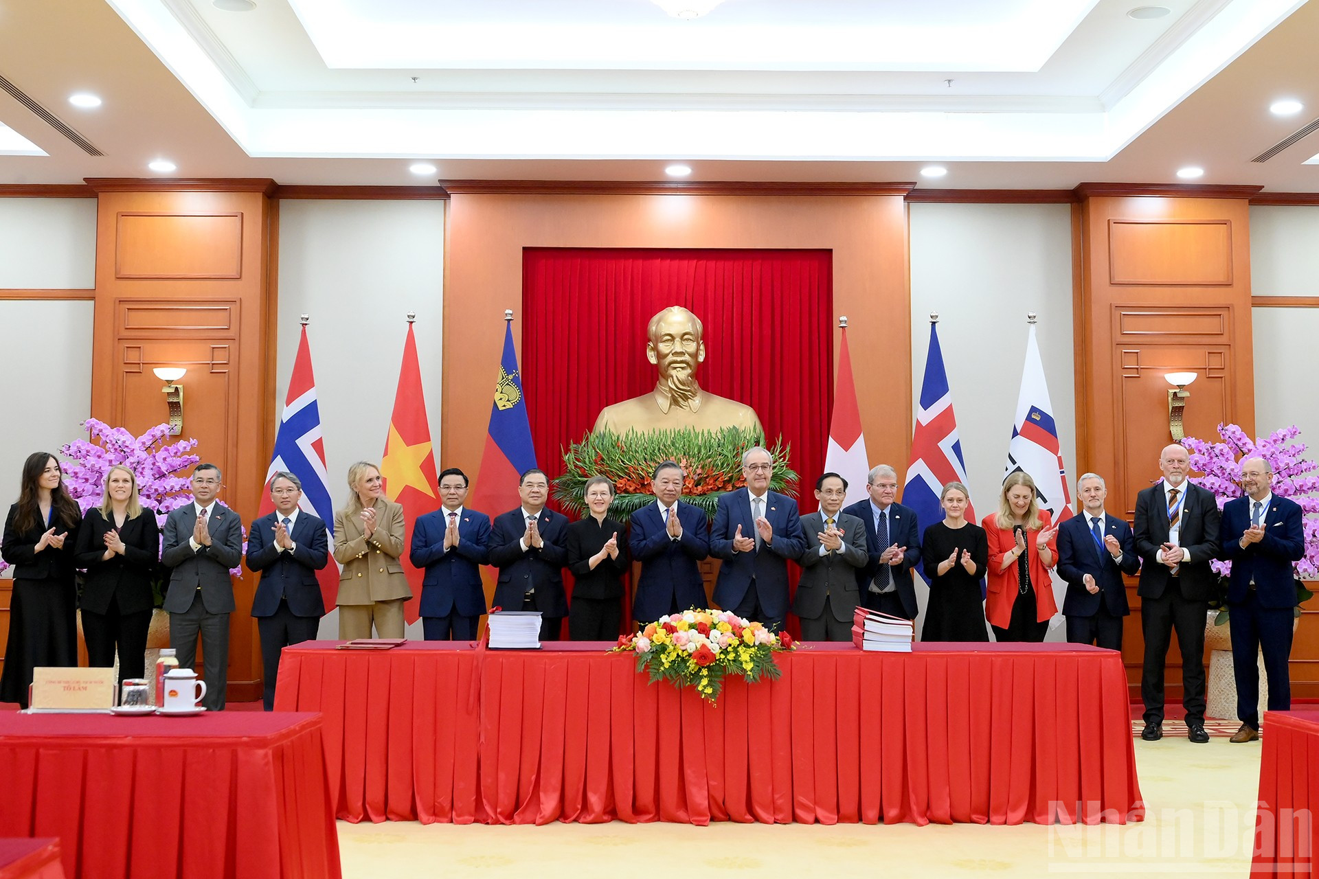 Tổng B&iacute; thư, Chủ tịch nước T&ocirc; L&acirc;m v&agrave; c&aacute;c đại biểu tại Lễ k&yacute; kết Hiệp định Thương mại tự do Việt Nam-EFTA (VEFTA).