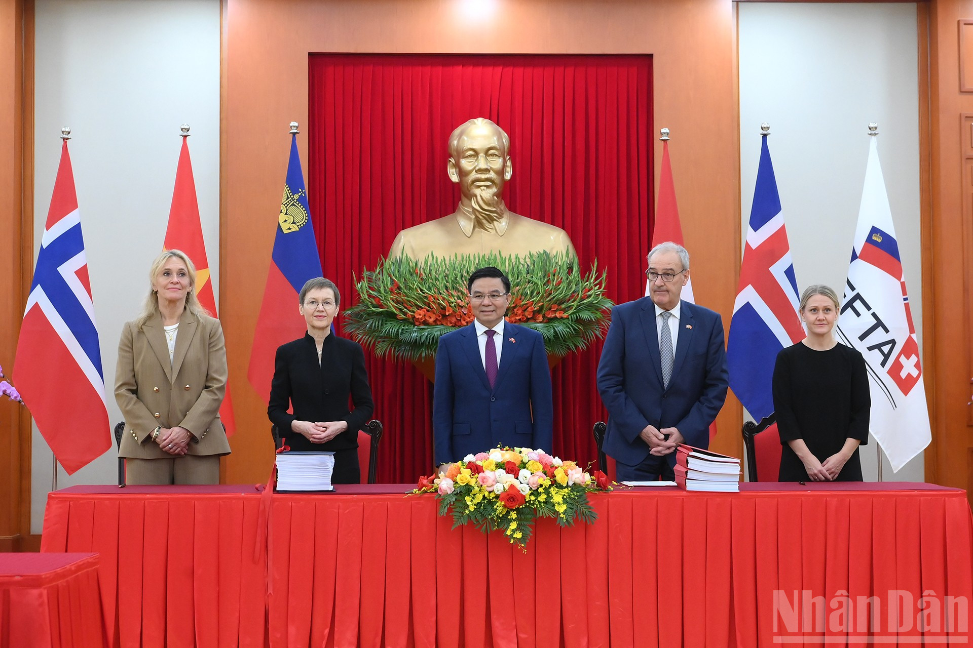 Bộ trưởng C&ocirc;ng thương L&ecirc; Mạnh H&ugrave;ng c&ugrave;ng đại diện c&aacute;c nước th&agrave;nh vi&ecirc;n Hiệp hội Mậu dịch tự do ch&acirc;u &Acirc;u (EFTA), gồm: Ng&agrave;i Guy Parmelin, Tổng thống ki&ecirc;m Bộ trưởng Kinh tế Thụy Sĩ; b&agrave; Brigitte Haas, Thủ tướng ki&ecirc;m Bộ trưởng T&agrave;i ch&iacute;nh Liechtenstein; b&agrave; &THORN;orger&eth;ur Katr&iacute;n Gunnarsd&oacute;ttir, Bộ trưởng Ngoại giao Iceland v&agrave; b&agrave; Astrid Bergm&aring;l, Quốc vụ khanh Bộ Ngoại giao Na Uy k&yacute; kết Hiệp định Thương mại tự do Việt Nam-EFTA (VEFTA).