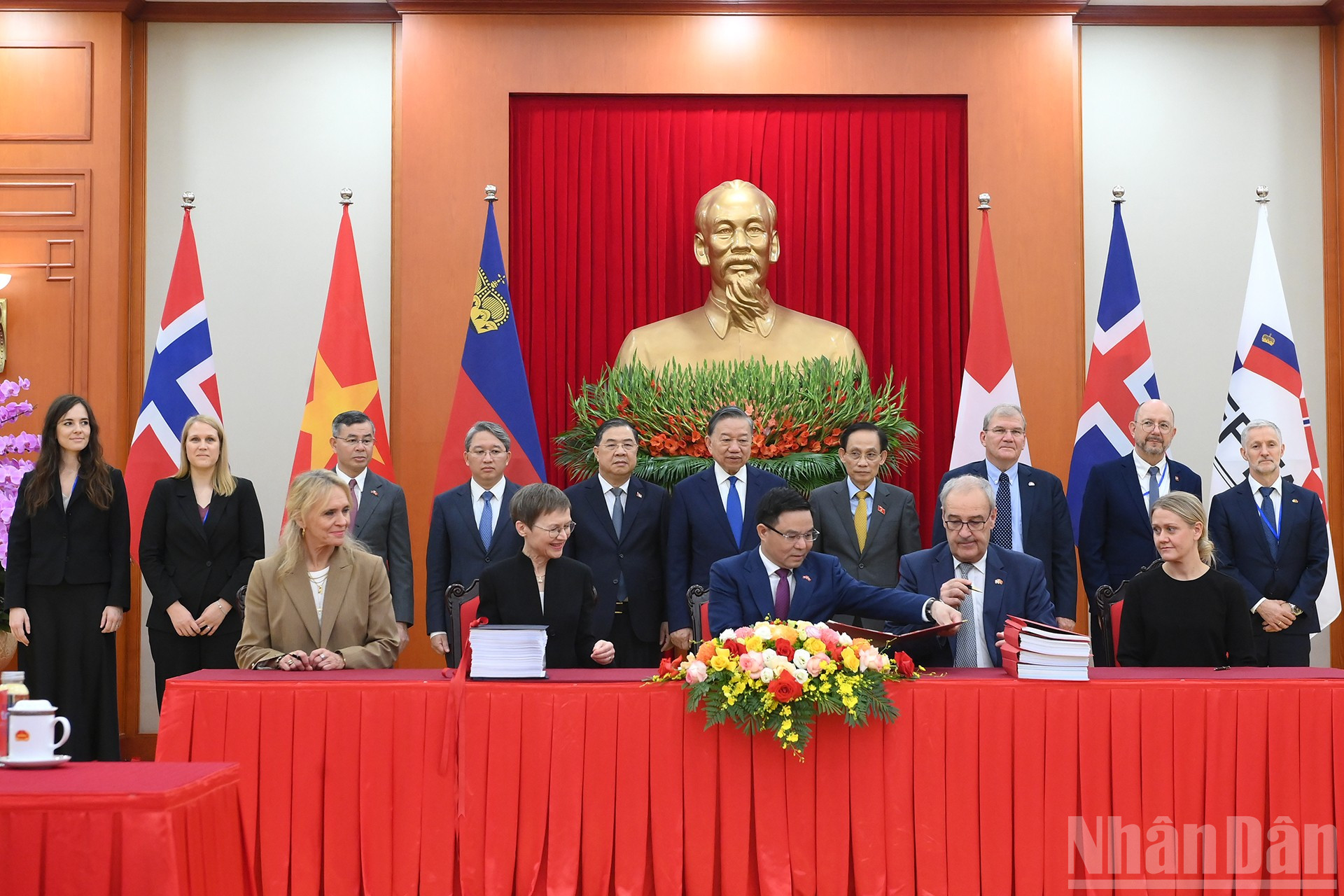 Tổng B&iacute; thư, Chủ tịch nước T&ocirc; L&acirc;m v&agrave; c&aacute;c đại biểu chứng kiến Lễ k&yacute; kết Hiệp định Thương mại tự do Việt Nam-EFTA (VEFTA).