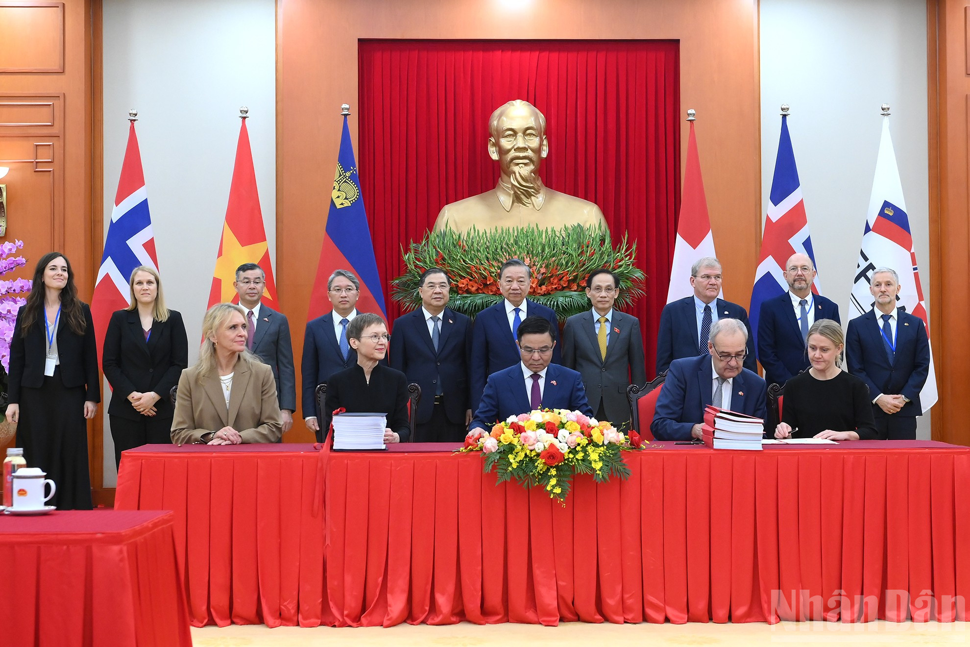 Tổng B&iacute; thư, Chủ tịch nước T&ocirc; L&acirc;m v&agrave; c&aacute;c đại biểu chứng kiến Lễ k&yacute; kết Hiệp định Thương mại tự do Việt Nam-EFTA (VEFTA).