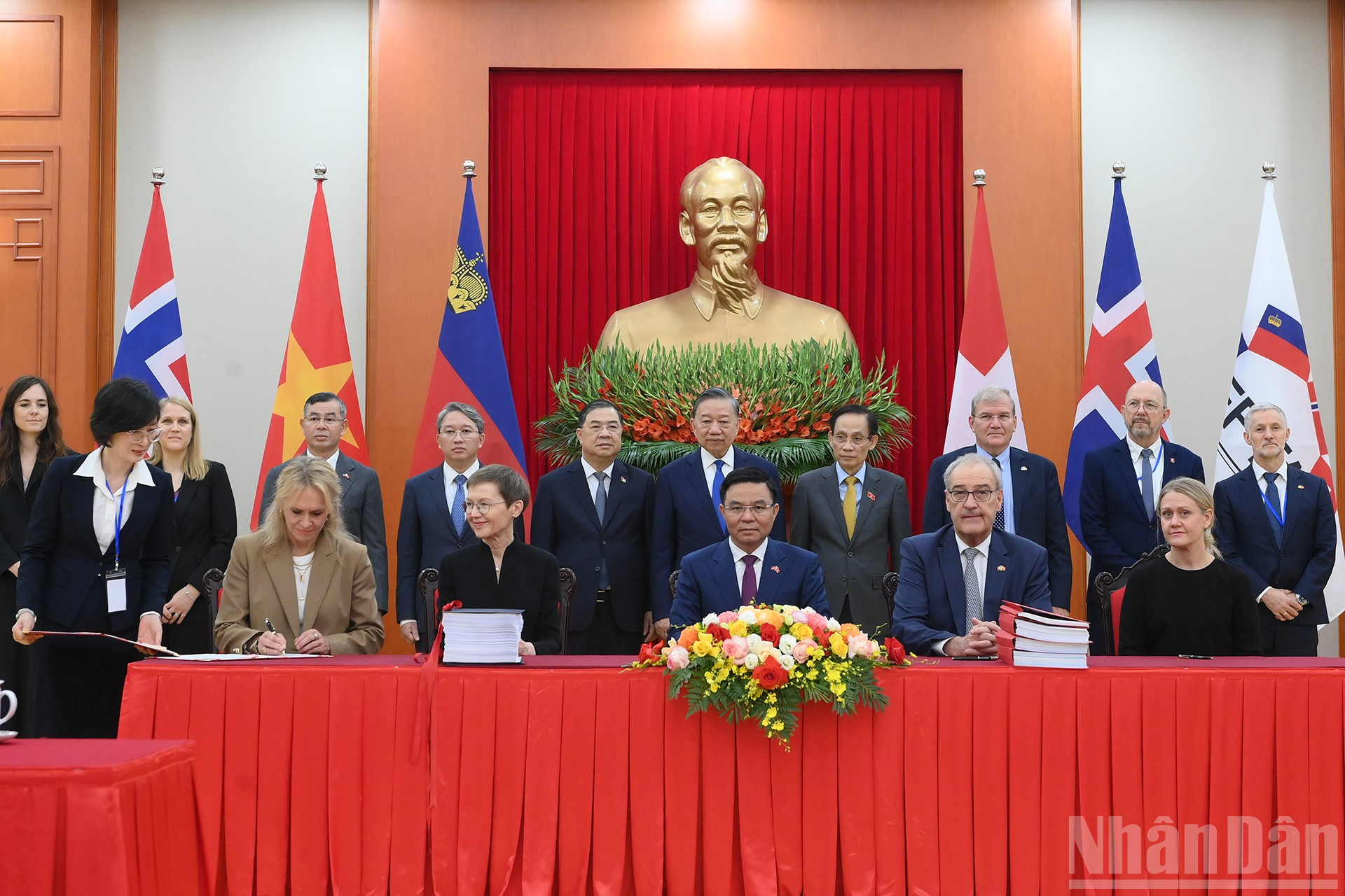 Tổng B&iacute; thư, Chủ tịch nước T&ocirc; L&acirc;m v&agrave; c&aacute;c đại biểu chứng kiến Lễ k&yacute; kết Hiệp định Thương mại tự do Việt Nam-EFTA (VEFTA).