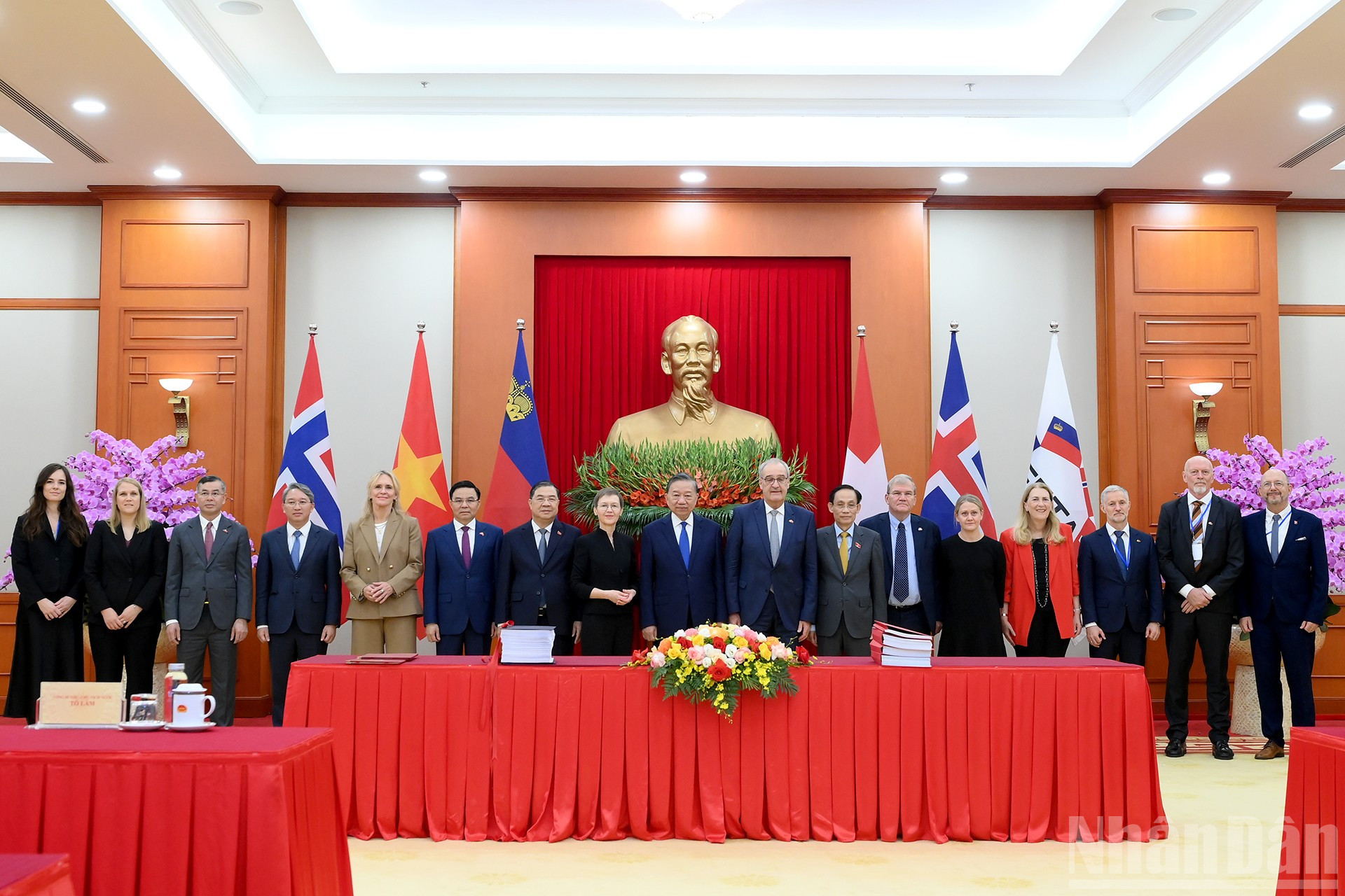 Tổng B&iacute; thư, Chủ tịch nước T&ocirc; L&acirc;m v&agrave; c&aacute;c đại biểu tại Lễ k&yacute; kết Hiệp định Thương mại tự do Việt Nam-EFTA (VEFTA).