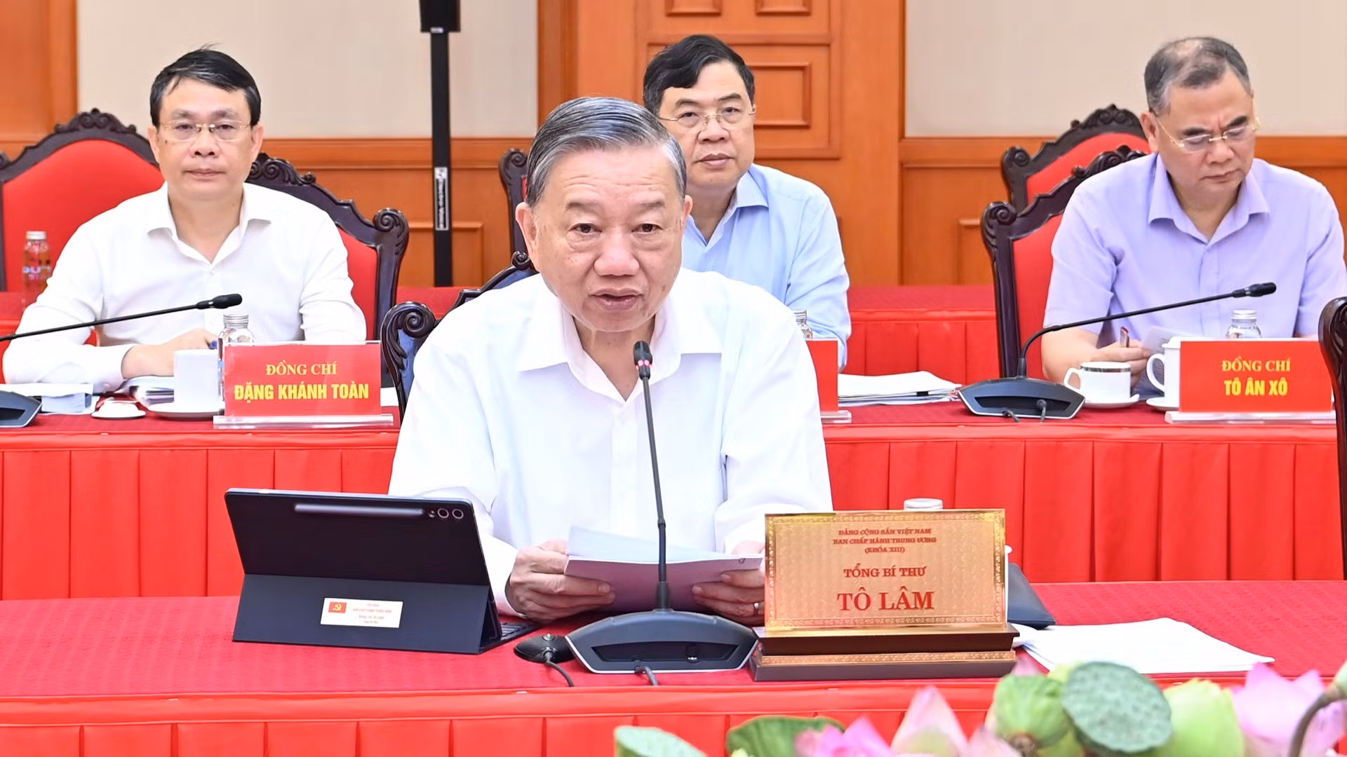 Tổng Bí thư Tô Lâm phát biểu chỉ đạo tại cuộc làm việc với Ban Thường vụ Đảng ủy Quốc hội. 