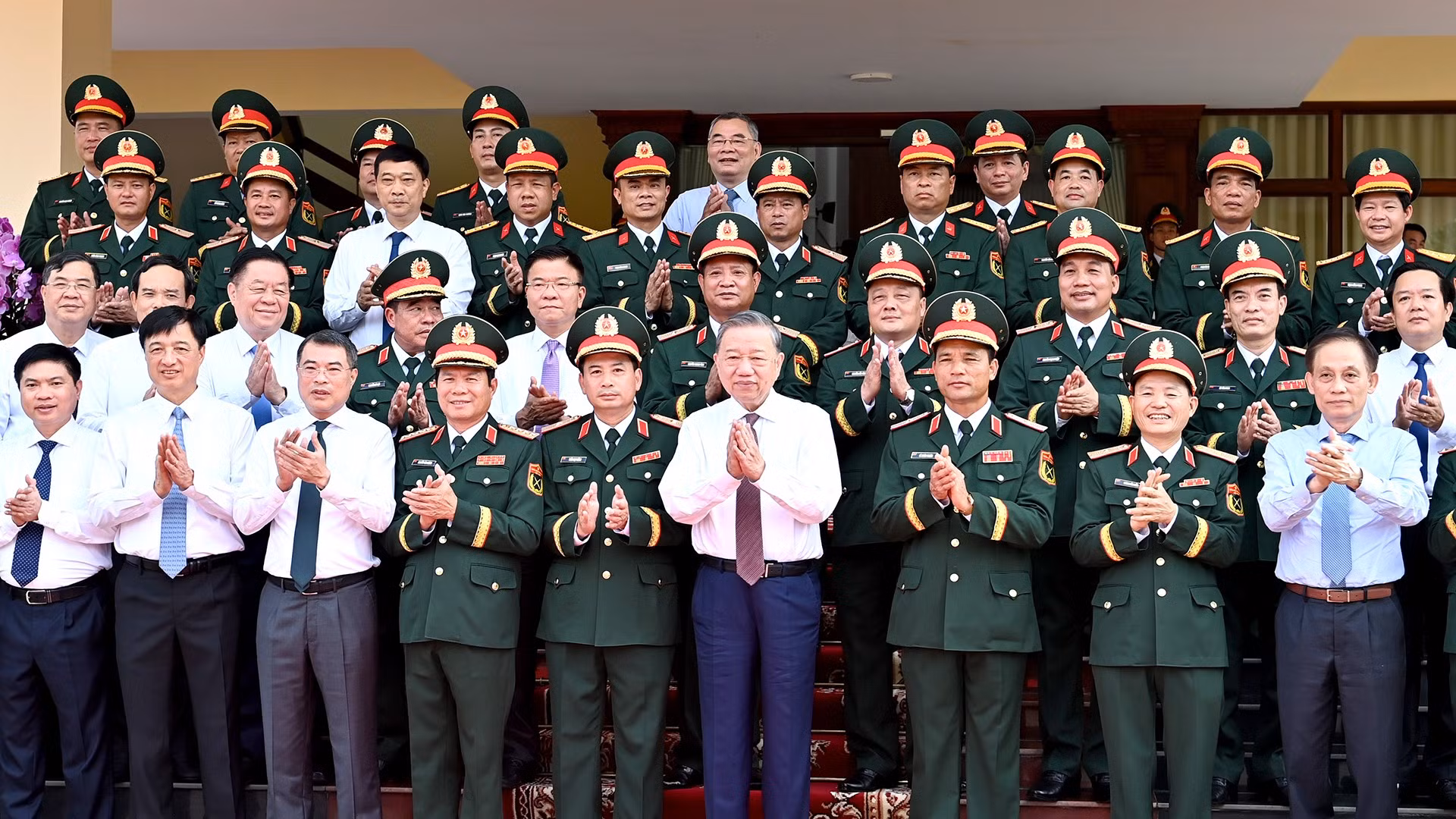 Tổng Bí thư Tô Lâm, Bí thư Quân ủy Trung ương và các đồng chí lãnh đạo Đảng, Nhà nước cùng các đại biểu tại buổi làm việc với Quân đoàn 12 (Bộ Quốc phòng).
