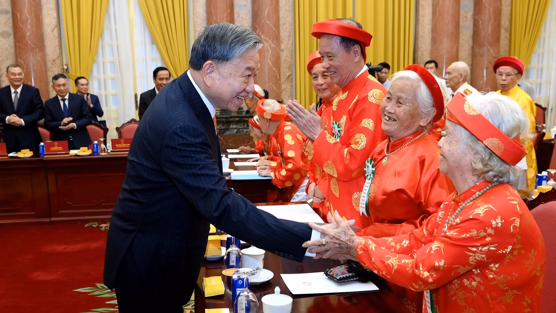 Tổng Bí thư, Chủ tịch nước Tô Lâm gặp mặt 85 đại biểu người cao tuổi tiêu biểu nhân dịp kỷ niệm 85 năm Ngày Truyền thống Người cao tuổi Việt Nam (6/6/1941-6/6/2026). (Ảnh: ĐĂNG KHOA)