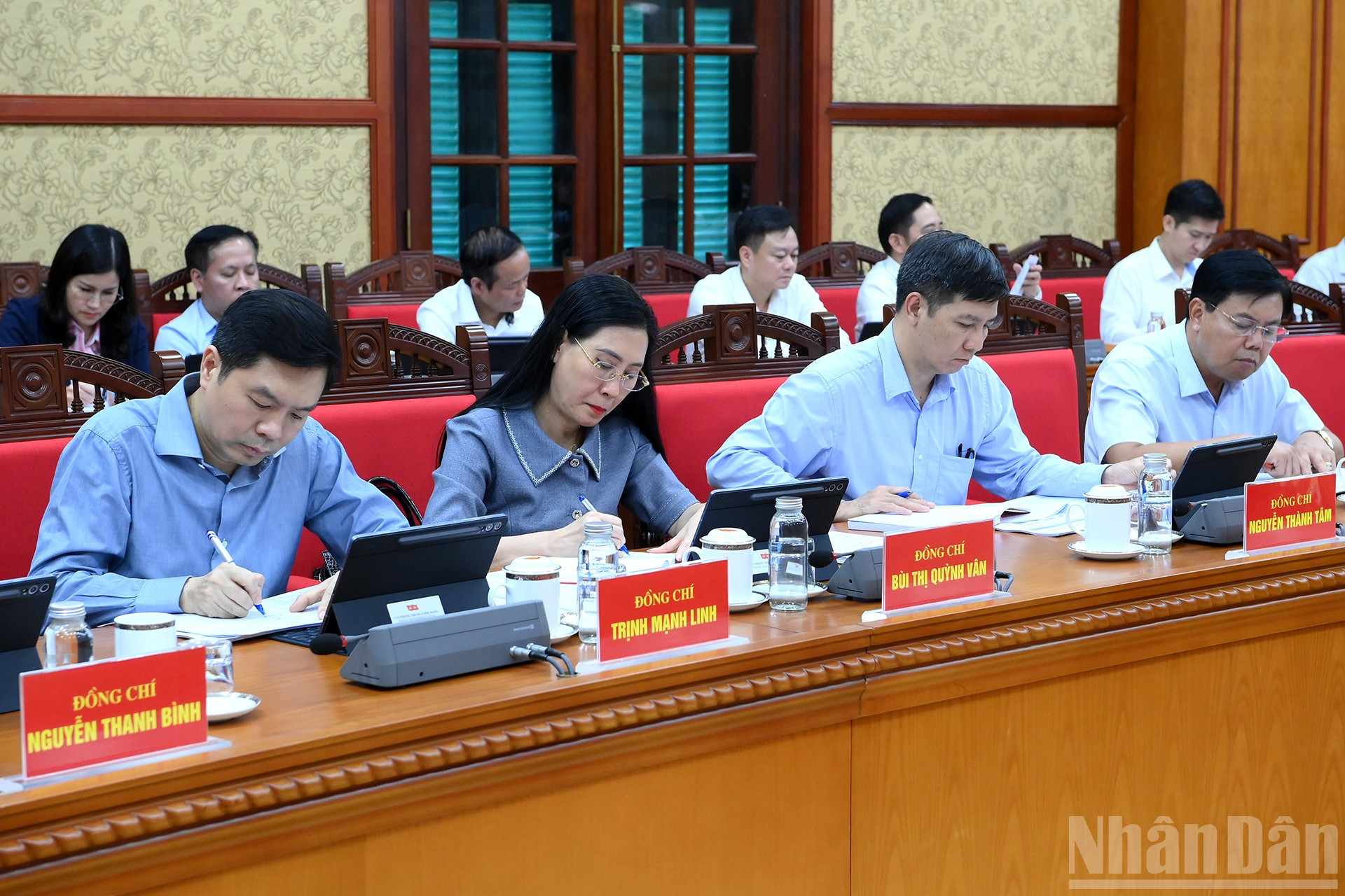 C&aacute;c đại biểu dự cuộc l&agrave;m việc.
