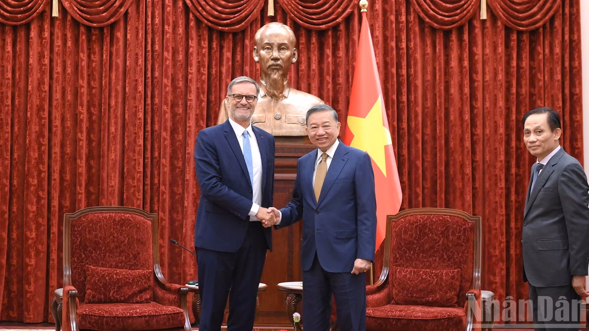 Tổng Bí thư, Chủ tịch nước Tô Lâm tiếp Đại sứ Cộng hòa Pháp tại Việt Nam Olivier Brochet. (Ảnh: ĐĂNG KHOA)