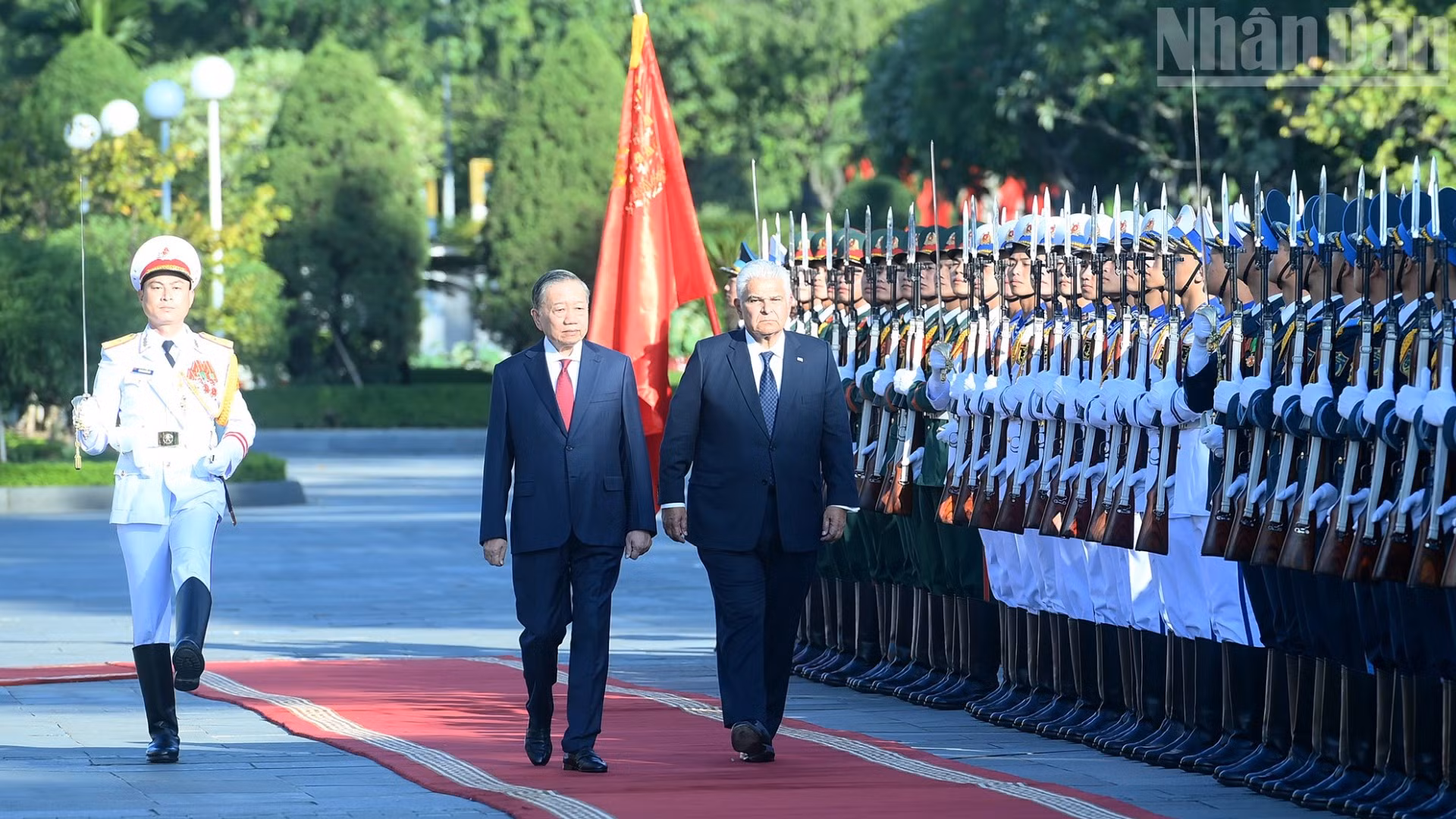 Tổng Bí thư, Chủ tịch nước Tô Lâm và Tổng thống Panama Jose Raul Mulino duyệt Đội danh dự Quân đội nhân dân Việt Nam tại Lễ đón. (Ảnh: ĐĂNG KHOA)