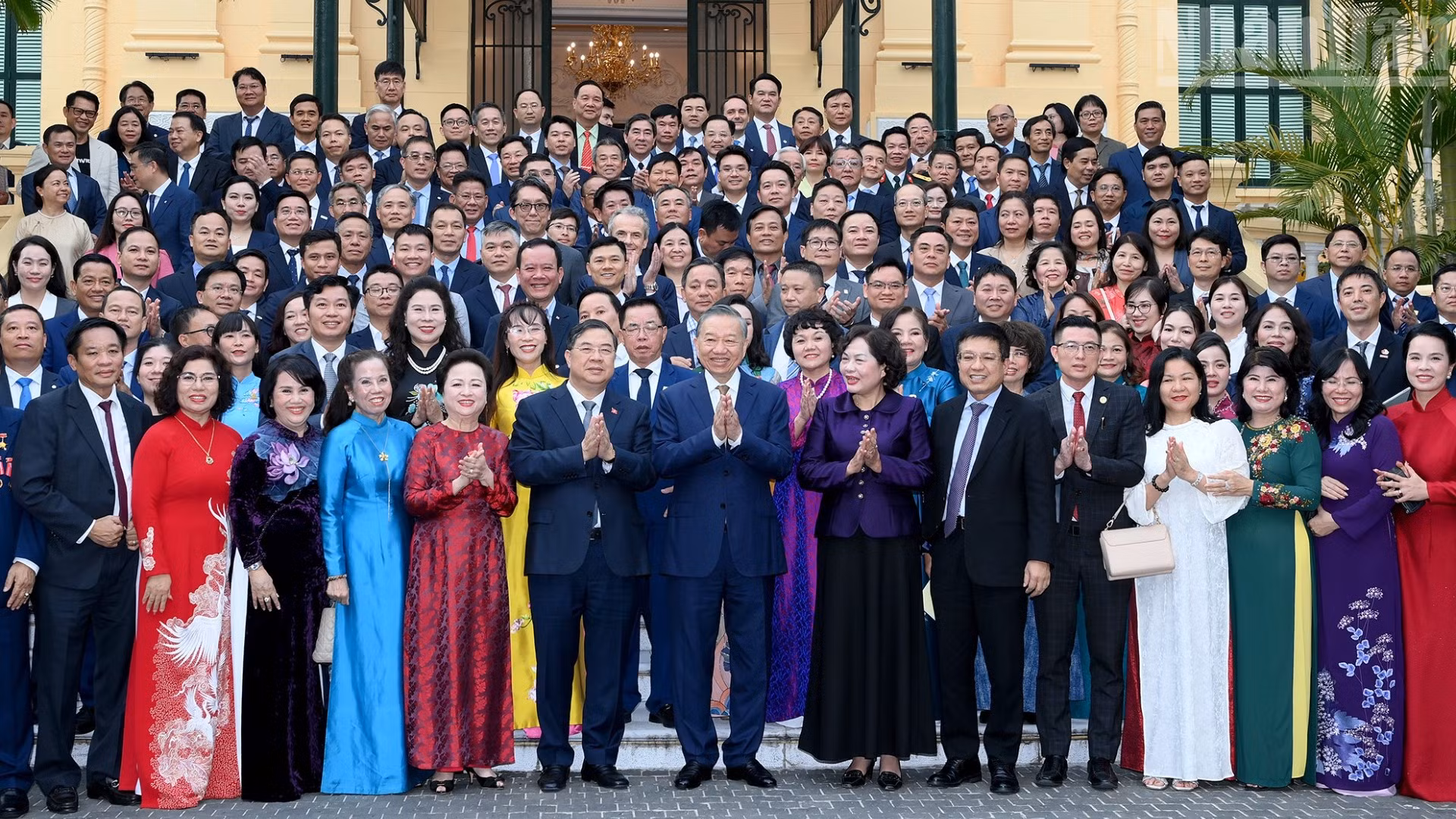 Tổng Bí thư, Chủ tịch nước Tô Lâm với các đại biểu doanh nghiệp tiêu biểu tham dự cuộc gặp mặt. (Ảnh: ĐĂNG KHOA)