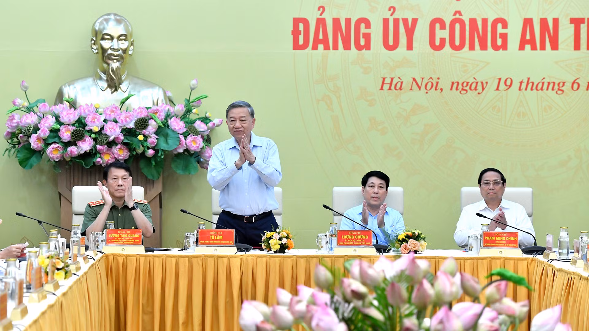 Tổng Bí thư Tô Lâm, Chủ tịch nước Lương Cường, Thủ tướng Chính phủ Phạm Minh Chính và Bộ trưởng Công an Lương Tam Quang chủ trì Hội nghị.