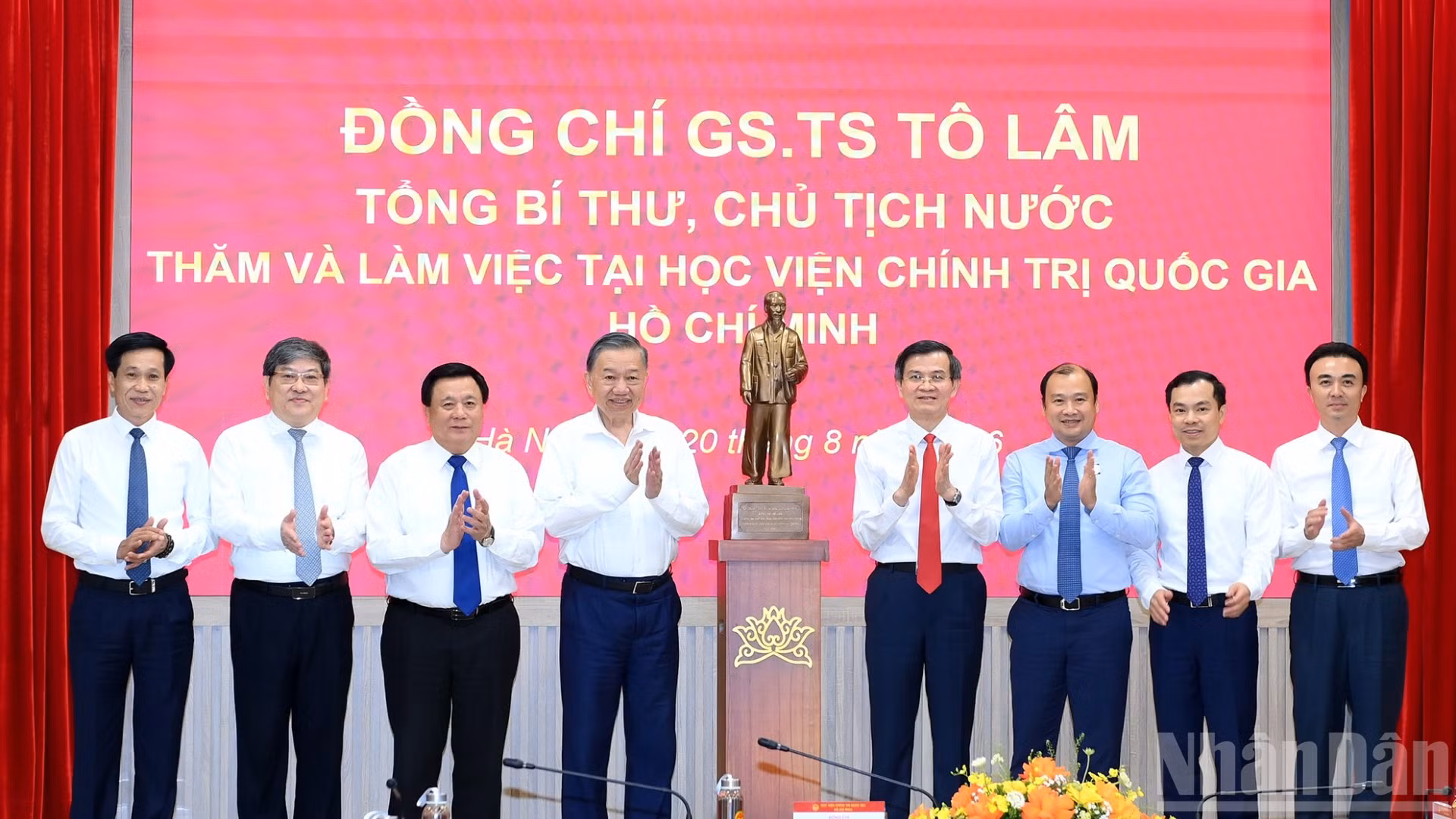 Tổng Bí thư, Chủ tịch nước Tô Lâm trao bức tượng Chủ tịch Hồ Chí Minh tặng Học viện Chính trị quốc gia Hồ Chí Minh. (Ảnh: ĐĂNG KHOA)