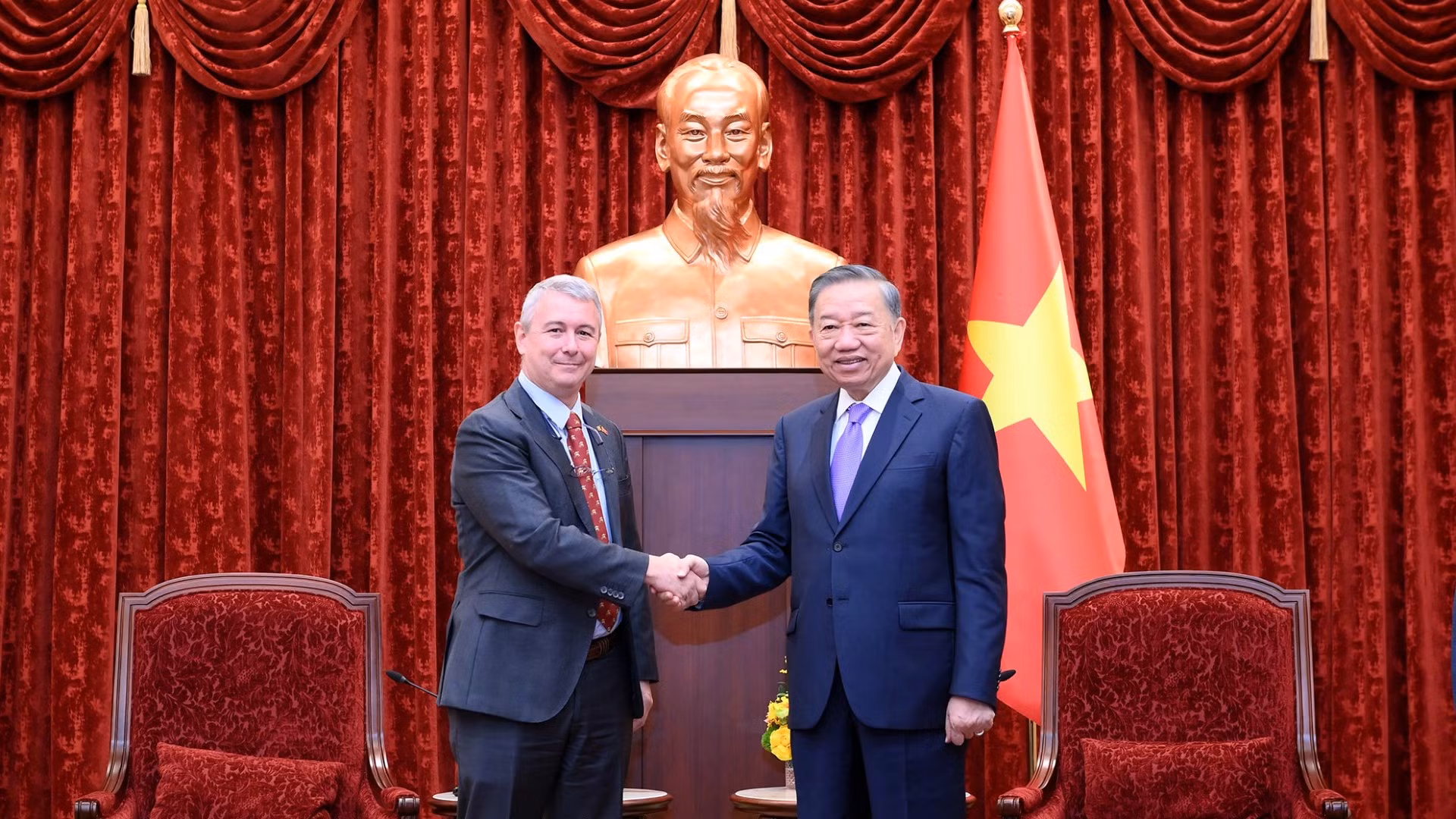 Tổng Bí thư, Chủ tịch nước Tô Lâm và Đại sứ Đặc mệnh toàn quyền Vương quốc Bỉ tại Việt Nam Karl Van Den Bossche. (Ảnh: ĐĂNG KHOA)