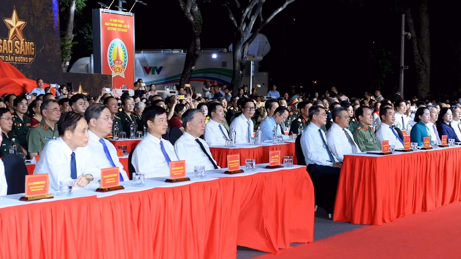 Tổng Bí thư, Chủ tịch nước Tô Lâm, Thủ tướng Lê Minh Hưng và các đại biểu dự Chương trình cầu truyền hình "Sao sáng dẫn đường" tại điểm cầu Hà Nội. (Ảnh: ĐĂNG KHOA)