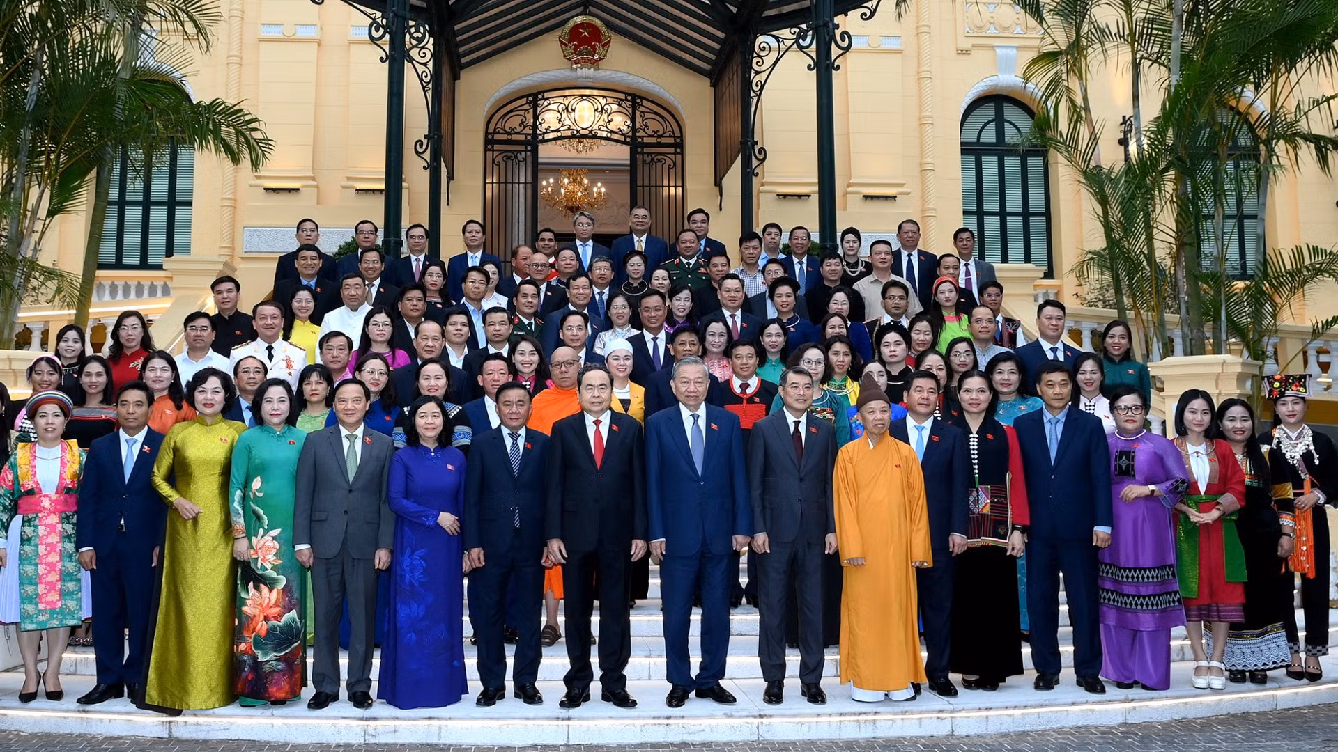 Tổng Bí thư, Chủ tịch nước Tô Lâm và các đồng chí lãnh đạo Đảng, Nhà nước, Mặt trận Tổ quốc Việt Nam với các đại biểu Quốc hội khóa XVI là người dân tộc thiểu số. (Ảnh: ĐĂNG KHOA)