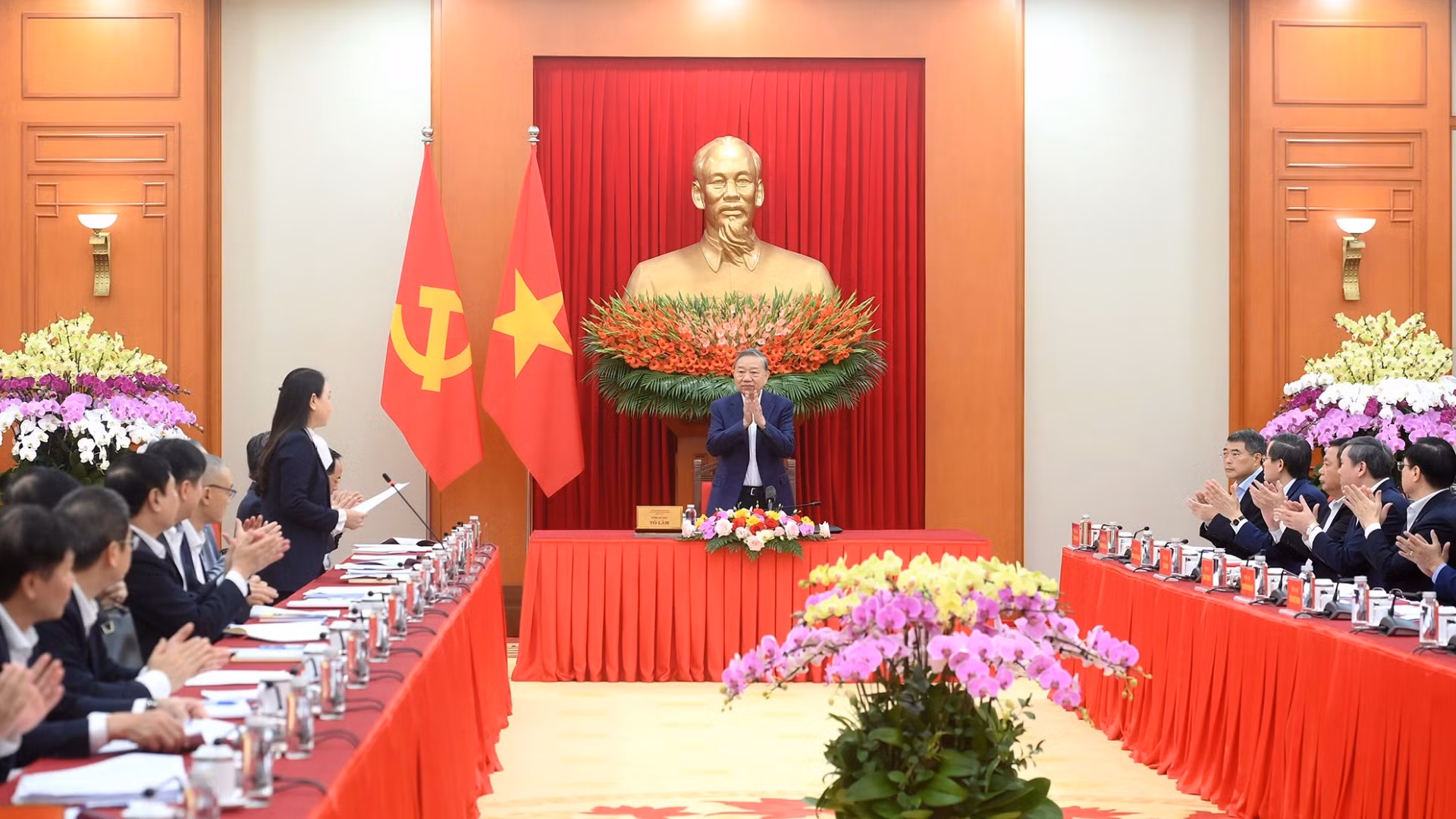 Tổng Bí thư Tô Lâm chủ trì làm việc với các Tổ Biên tập về tổng kết 100 năm Đảng lãnh đạo cách mạng Việt Nam và 40 năm thực hiện Cương lĩnh xây dựng đất nước trong thời kỳ quá độ lên Chủ nghĩa xã hội. (Ảnh: ĐĂNG KHOA)