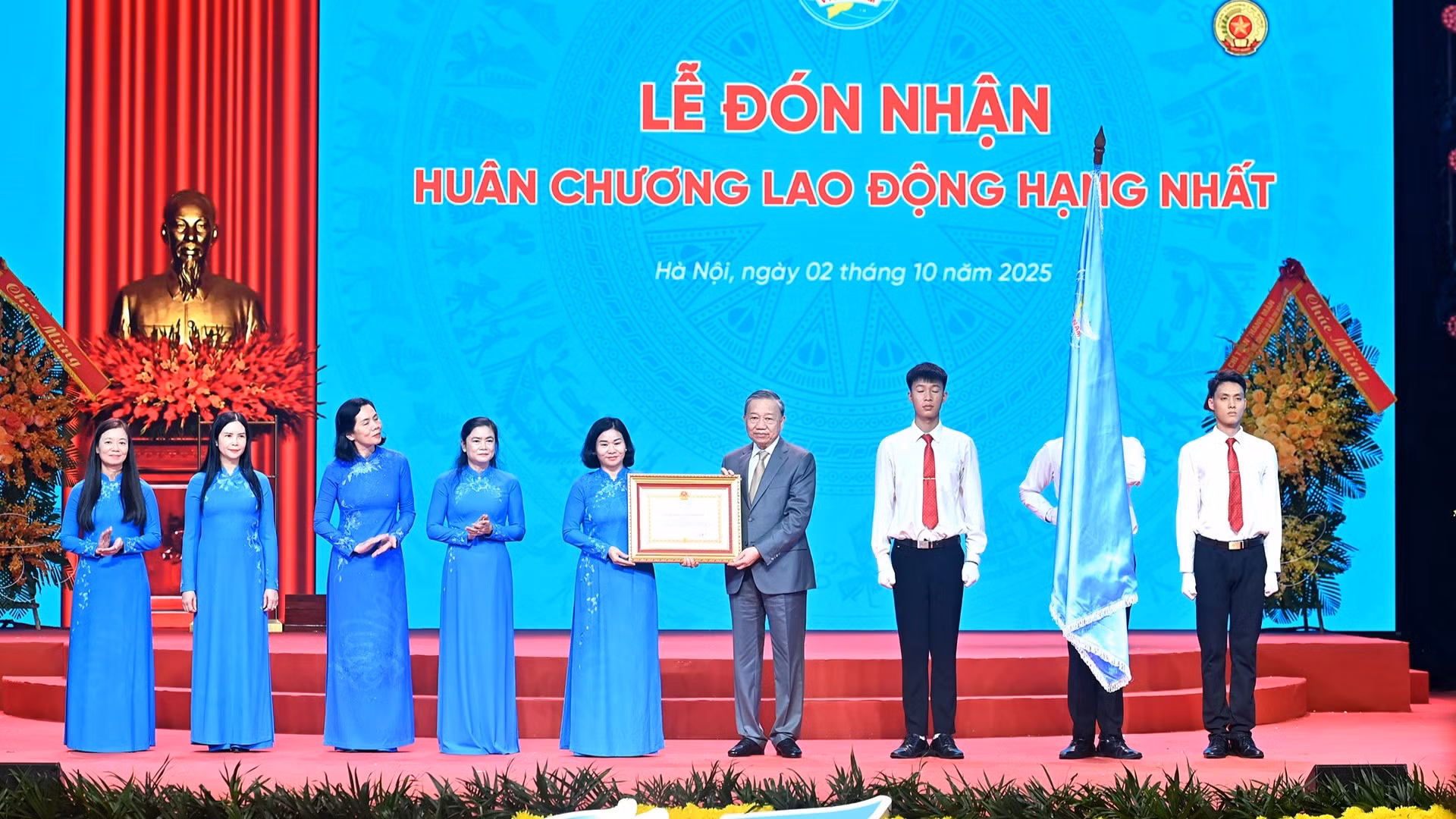 Tổng Bí thư Tô Lâm trao Huân chương Lao động hạng Nhất tặng Hội Liên hiệp Phụ nữ Việt Nam. 