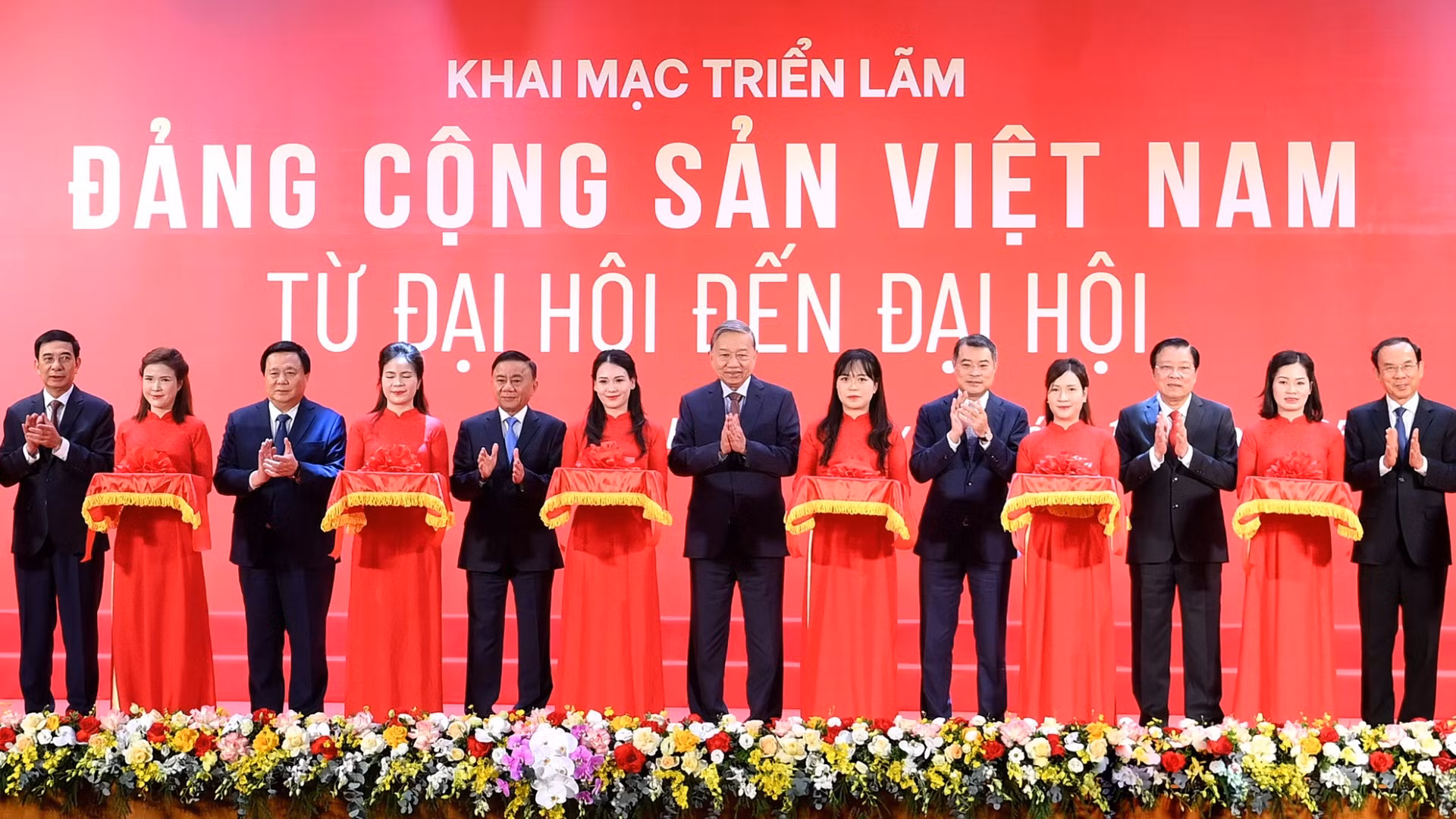 Tổng Bí thư Tô Lâm và các đồng chí lãnh đạo Đảng, Nhà nước cắt băng khai mạc Triển lãm “Đảng Cộng sản Việt Nam - Từ Đại hội đến Đại hội”. (Ảnh: ĐĂNG KHOA)