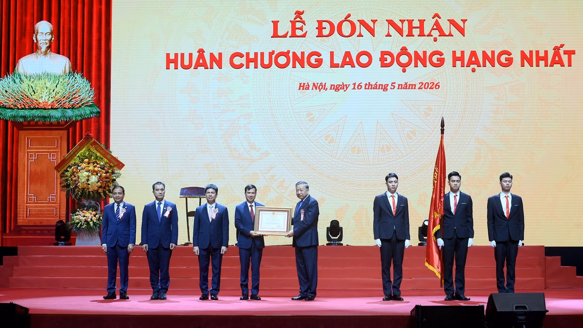Tổng Bí thư, Chủ tịch nước Tô Lâm trao Huân chương Lao động hạng Nhất tặng Đại học Quốc gia Hà Nội. (Ảnh: ĐĂNG KHOA)