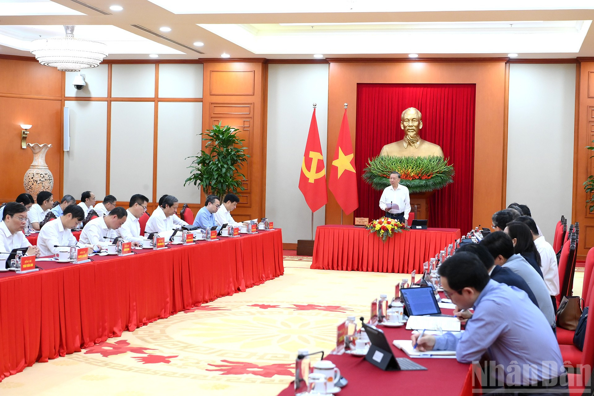 Tổng B&iacute; thư, Chủ tịch nước T&ocirc; L&acirc;m l&agrave;m việc với Ban Ch&iacute;nh s&aacute;ch, chiến lược Trung ương về ph&aacute;t huy sức mạnh tổng hợp của đội ngũ c&aacute;n bộ c&aacute;c viện H&agrave;n l&acirc;m, viện nghi&ecirc;n cứu trong tham mưu chiến lược.