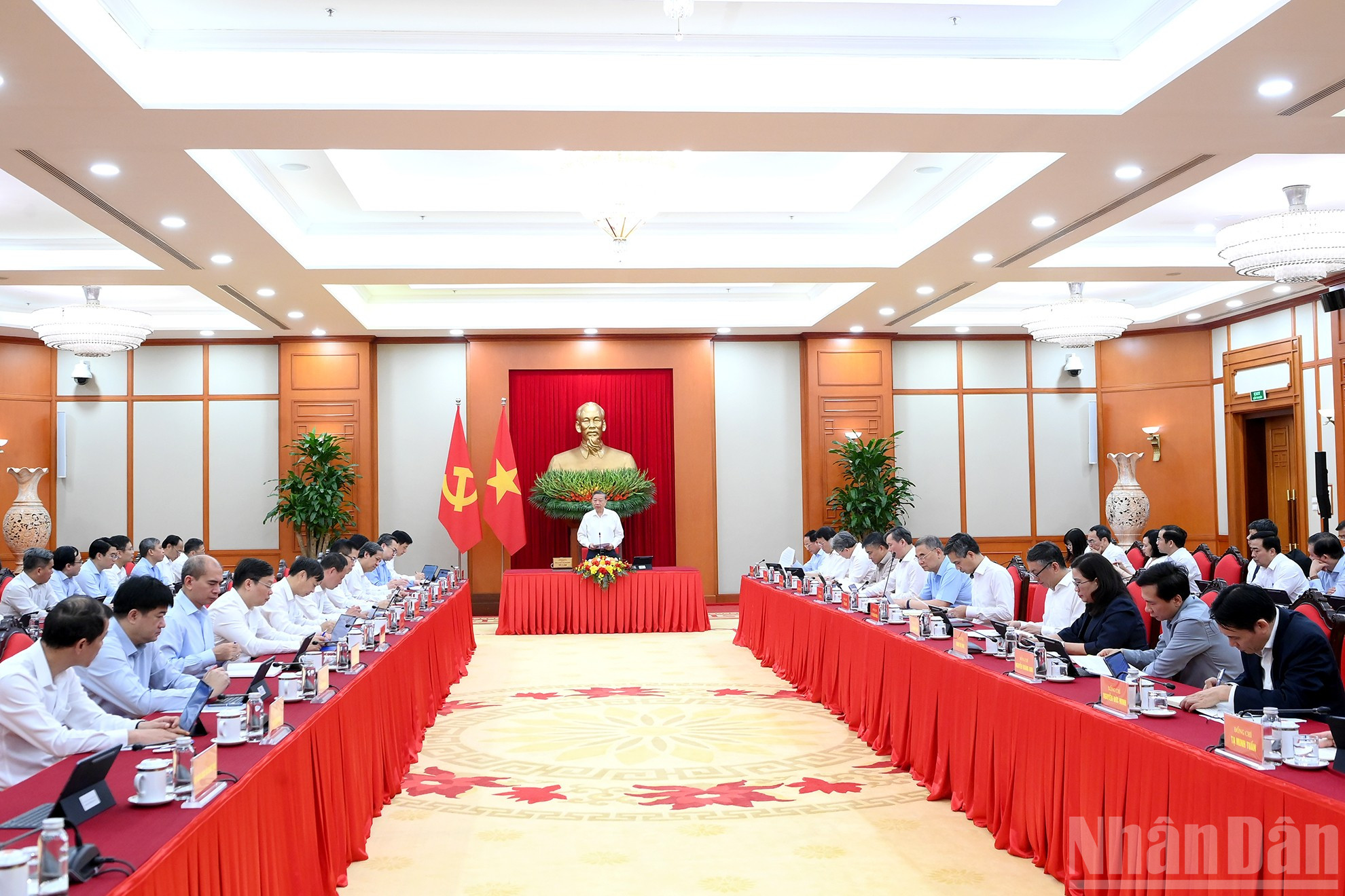 Quang cảnh cuộc l&agrave;m việc tại Trụ sở Trung ương Đảng.