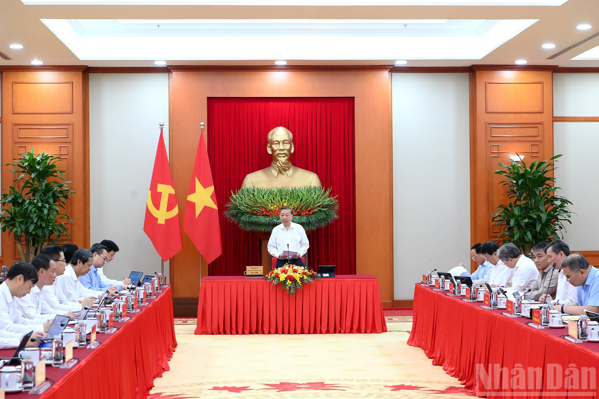 Tổng B&iacute; thư, Chủ tịch nước T&ocirc; L&acirc;m l&agrave;m việc với Ban Ch&iacute;nh s&aacute;ch, chiến lược Trung ương về ph&aacute;t huy sức mạnh tổng hợp của đội ngũ c&aacute;n bộ c&aacute;c viện H&agrave;n l&acirc;m, viện nghi&ecirc;n cứu trong tham mưu chiến lược.
