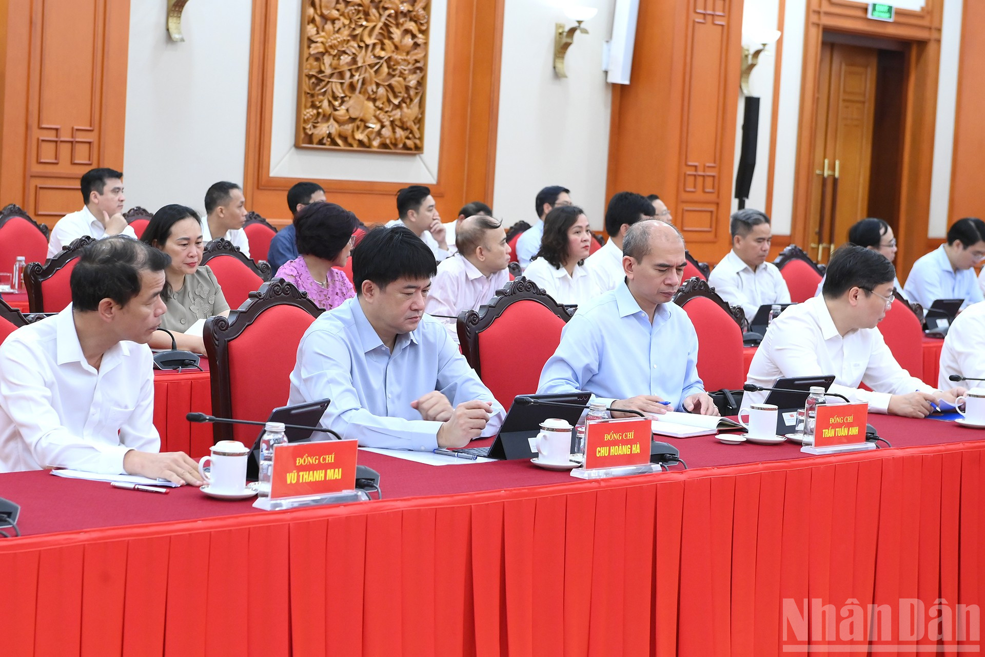 C&aacute;c đại biểu tham dự cuộc l&agrave;m việc.