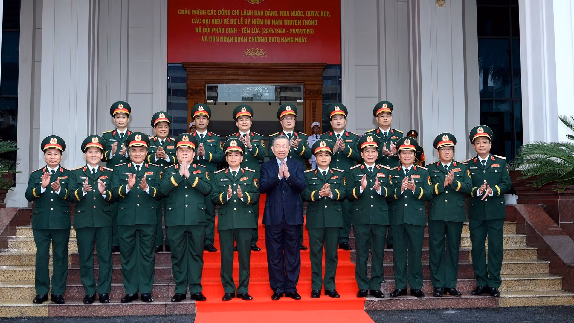 Tổng Bí thư, Chủ tịch nước Tô Lâm với lãnh đạo Bộ Quốc phòng và Bộ Tư lệnh Pháo binh-Tên lửa tại lễ kỷ niệm. (Ảnh: ĐĂNG KHOA)