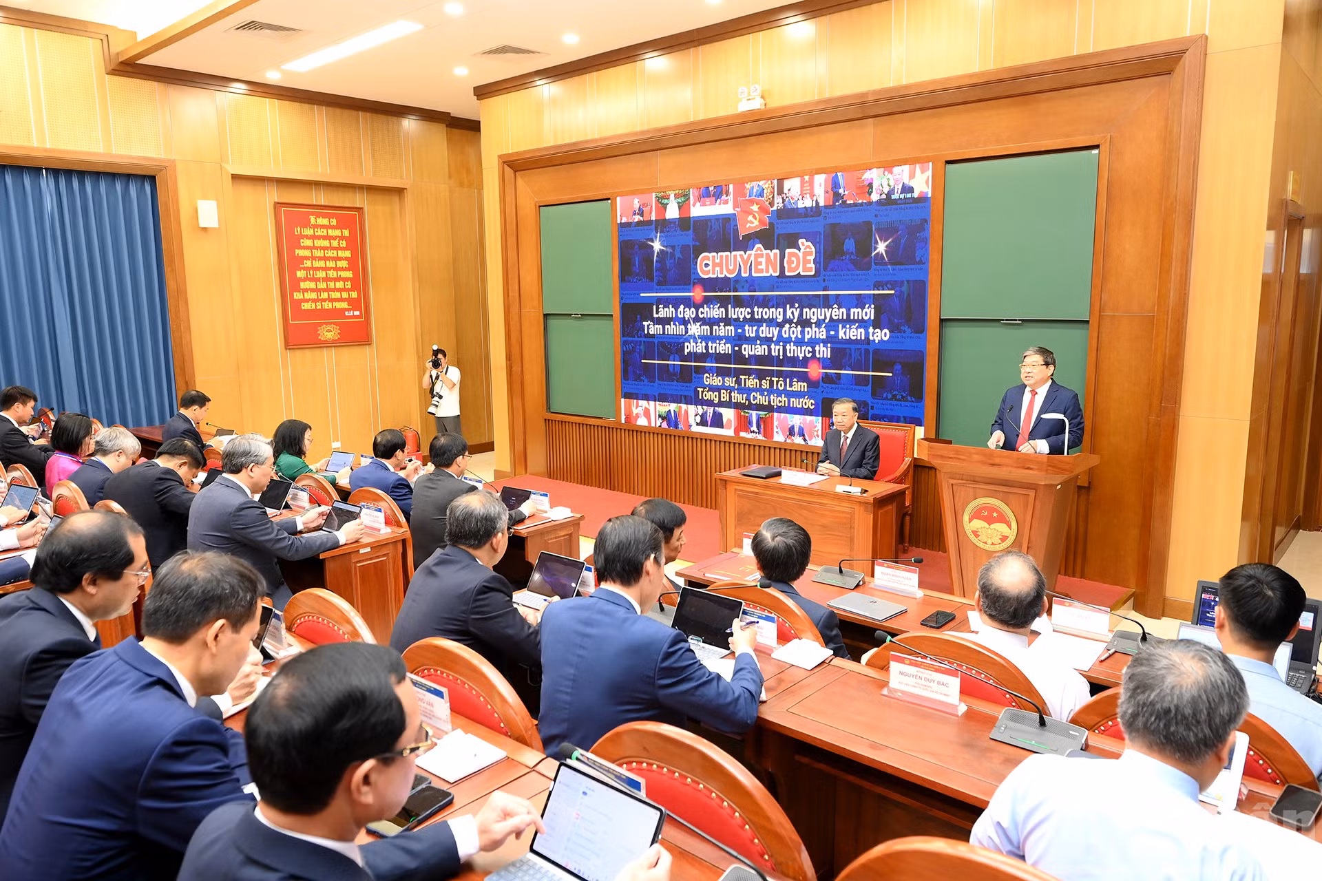 Tổng Bí thư, Chủ tịch nước Tô Lâm truyền đạt chuyên đề với học viên Lớp bồi dưỡng, cập nhật kiến thức đối với Ủy viên Ban Chấp hành Trung ương Đảng khóa XIV ndo_br_a9-bnd-6445.jpg