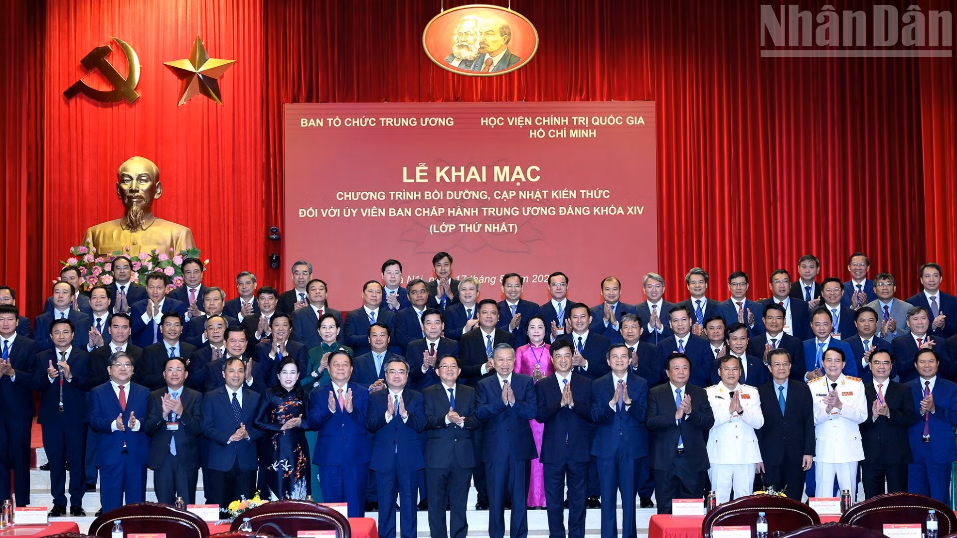 Tổng Bí thư, Chủ tịch nước Tô Lâm và các đồng chí lãnh đạo Đảng, Nhà nước với cán bộ Chương trình bồi dưỡng, cập nhật kiến thức đối với Ủy viên Ban Chấp hành Trung ương Đảng khóa XIV (Lớp thứ nhất). (Ảnh ĐĂNG KHOA)