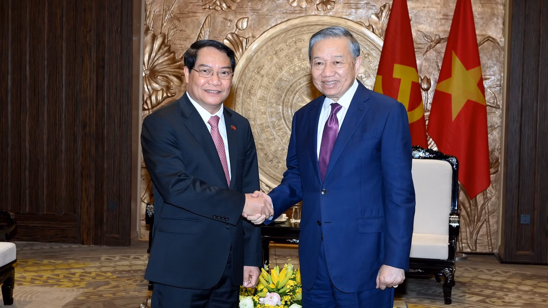 Tổng Bí thư, Chủ tịch nước Tô Lâm và đồng chí Athsaphangthong Siphandone, Ủy viên Trung ương Đảng, Bí thư Thành ủy, Chủ tịch Hội đồng nhân dân Thủ đô Viêng Chăn (Lào). (Ảnh: ĐĂNG KHOA) 
