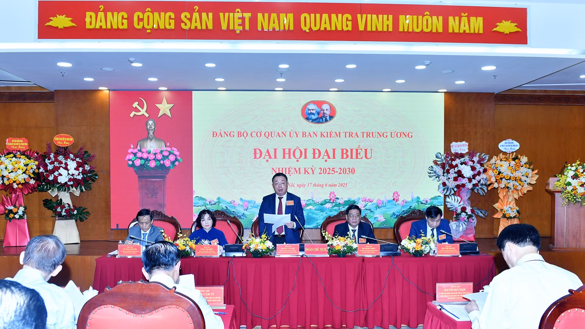 Đoàn Chủ tịch điều hành Đại hội.