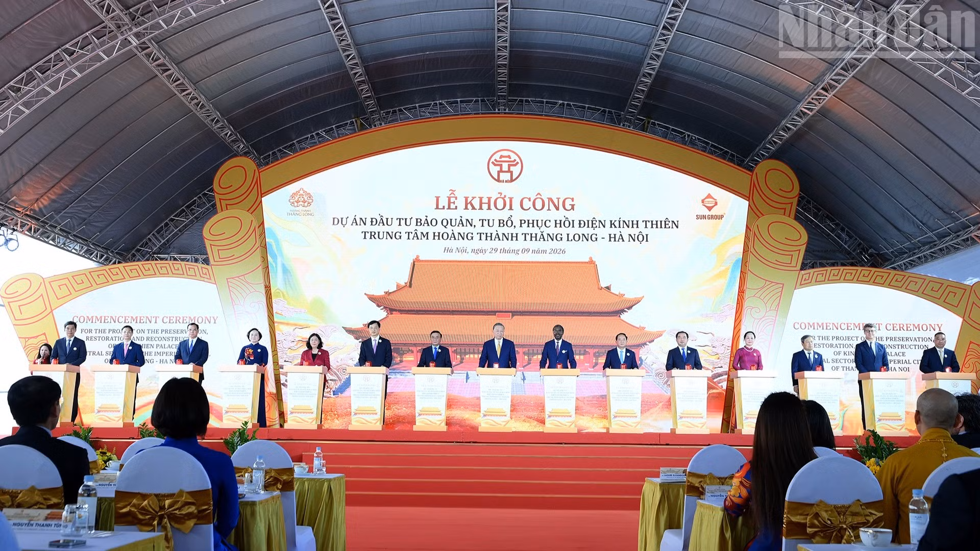 Tổng Bí thư, Chủ tịch nước Tô Lâm và các đại biểu thực hiện nghi thức khởi công Dự án đầu tư bảo quản, tu bổ, phục hồi Điện Kính Thiên. (Ảnh: ĐĂNG KHOA)