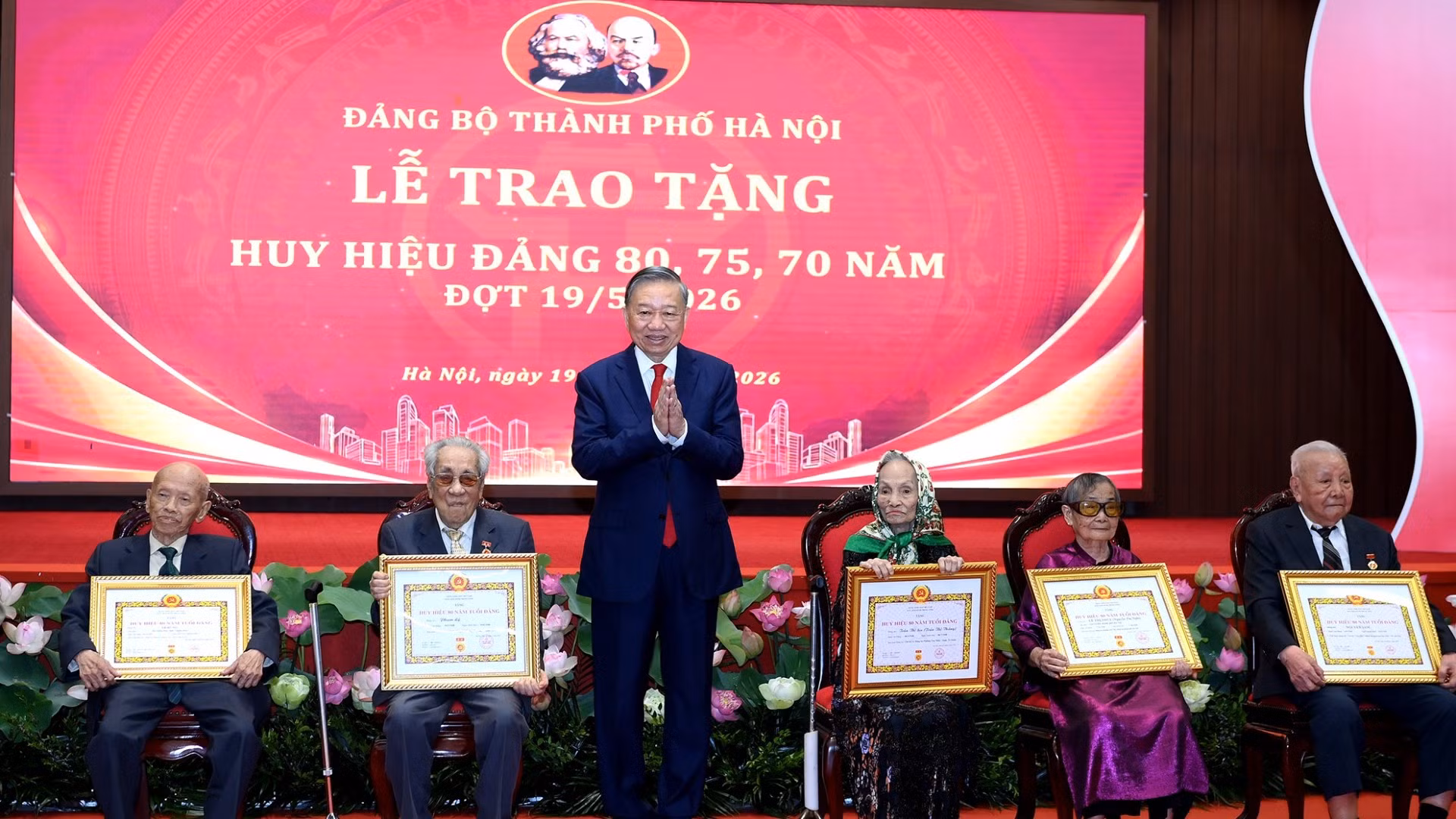 Tổng Bí thư, Chủ tịch nước Tô Lâm trao Giấy chứng nhận cho các đảng viên lão thành được nhận Huy hiệu 80 năm tuổi Đảng. (Ảnh: ĐĂNG KHOA)