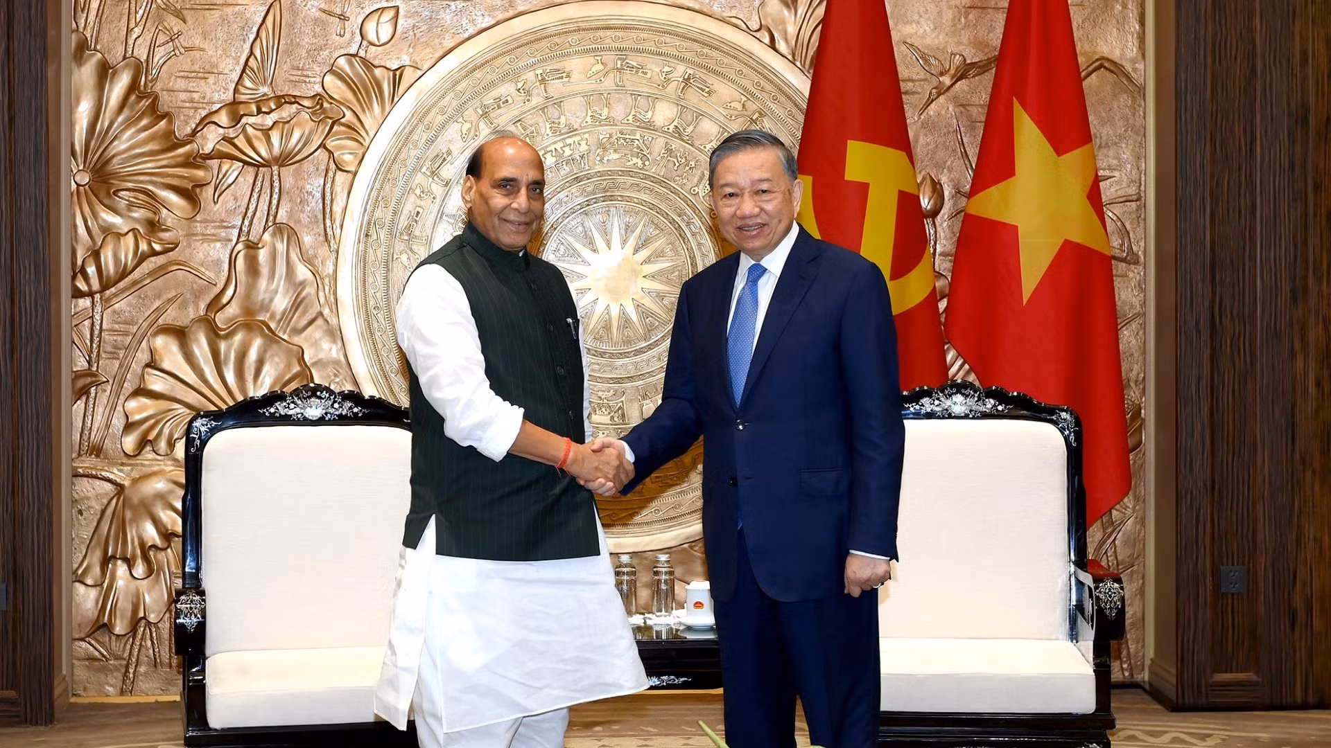 Tổng Bí thư, Chủ tịch nước Tô Lâm và Bộ trưởng Quốc phòng Ấn Độ Rajnath Singh. (Ảnh: ĐĂNG KHOA)