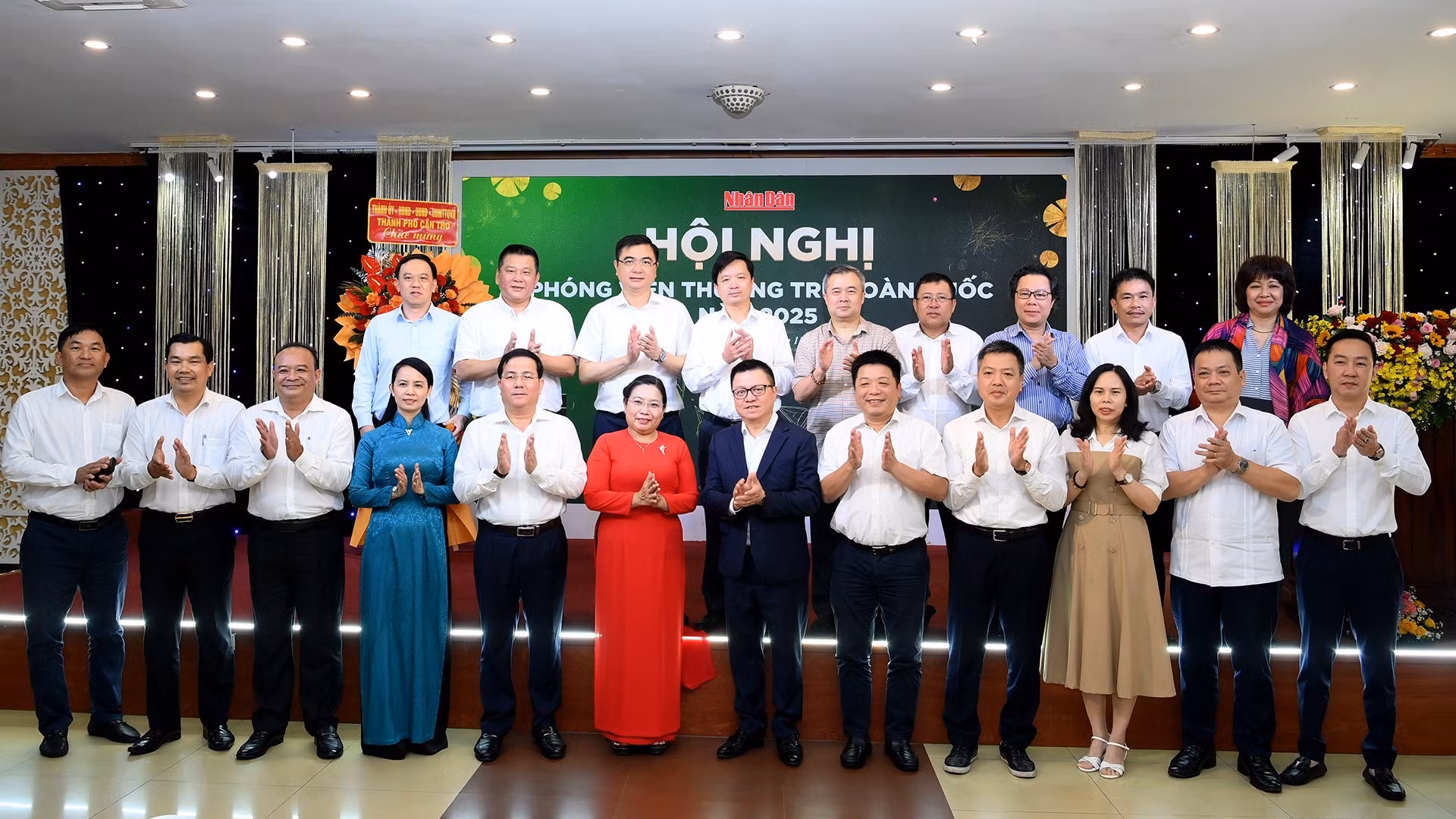 Các đồng chí lãnh đạo Báo Nhân Dân và thành phố Cần Thơ và các đại biểu tham dự hội nghị.