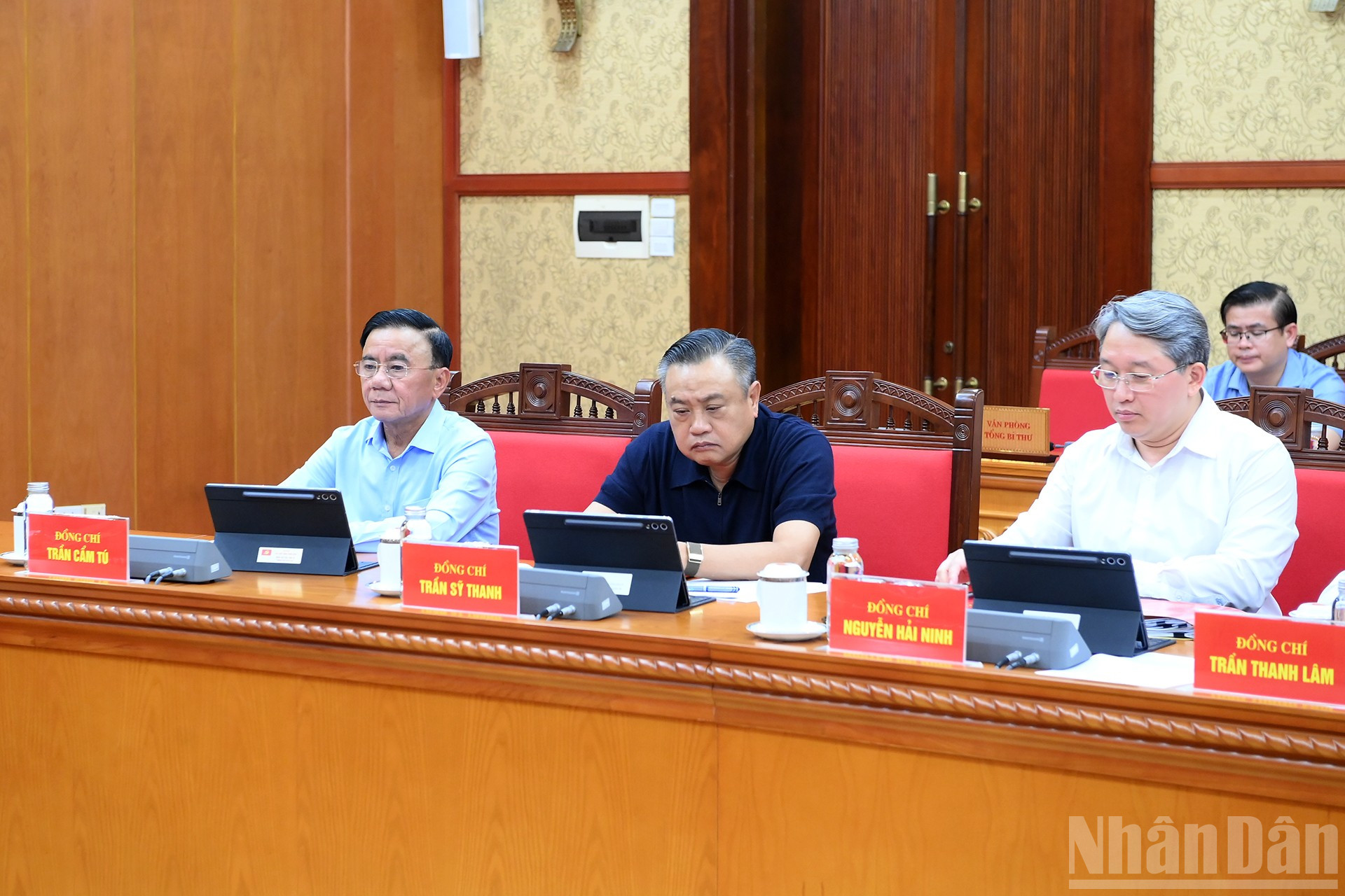 Thường trực Ban B&iacute; thư Trần Cẩm T&uacute; v&agrave; c&aacute;c đồng ch&iacute; l&atilde;nh đạo tham dự phi&ecirc;n họp.