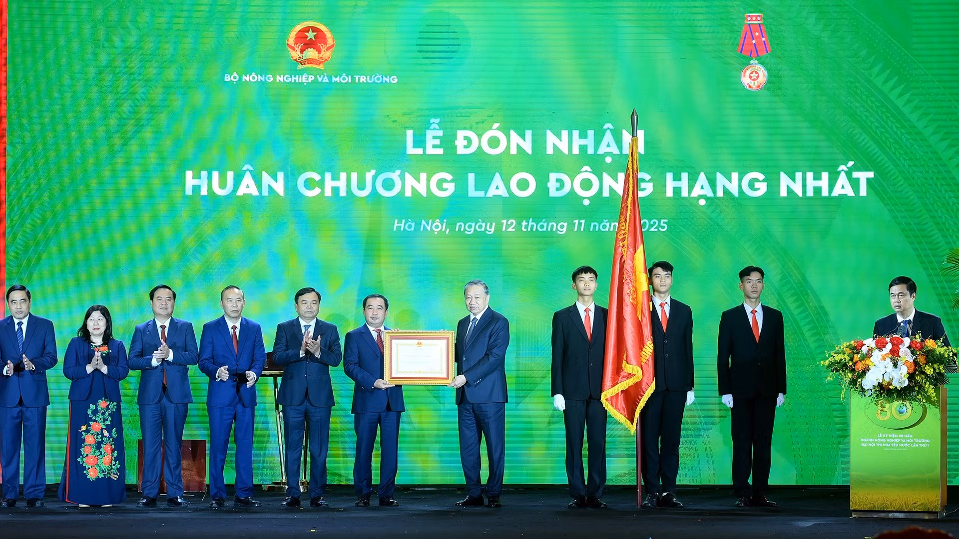 Tổng Bí thư Tô Lâm trao Huân chương Lao động hạng Nhất tặng Bộ Nông nghiệp và Môi trường.