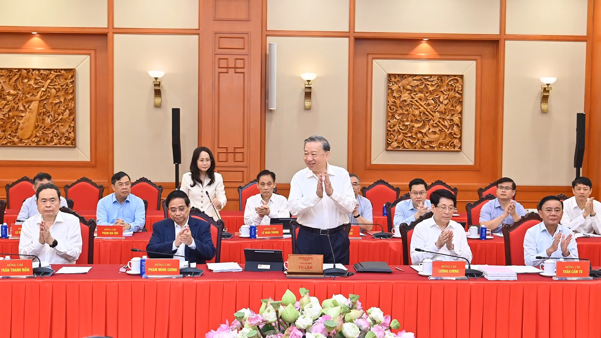 Tổng Bí thư Tô Lâm và các đồng chí lãnh đạo Đảng, Nhà nước chủ trì làm việc với Ban Thường vụ Thành ủy Hà Nội và Thành phố Hồ Chí Minh.