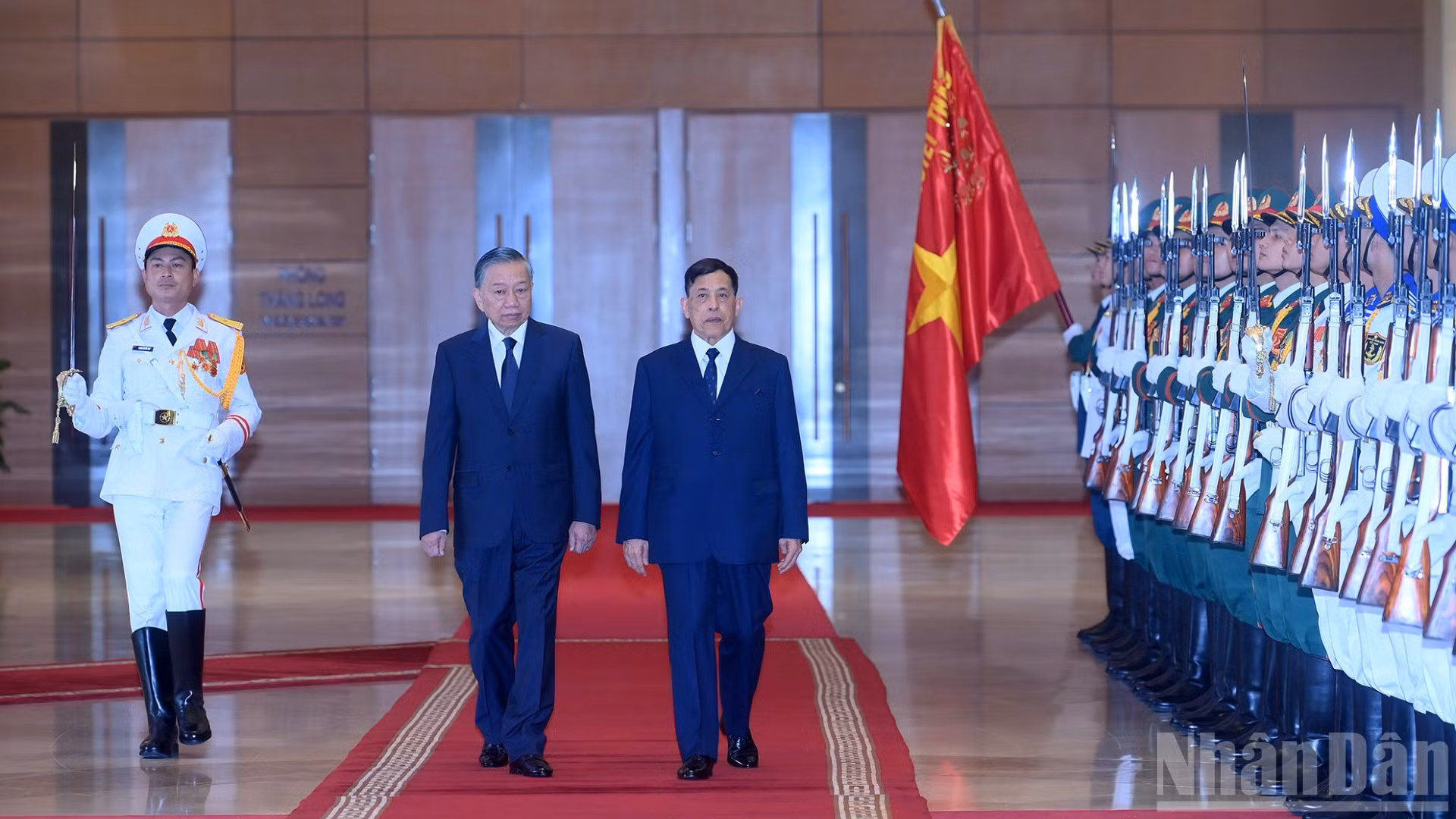 Tổng Bí thư, Chủ tịch nước Tô Lâm và Nhà vua Vương quốc Thái Lan Maha Vajiralongkorn Phra Vajiraklaochaoyuhua duyệt Đội danh dự Quân đội nhân dân Việt Nam tại Lễ đón. (Ảnh: ĐĂNG KHOA) 
