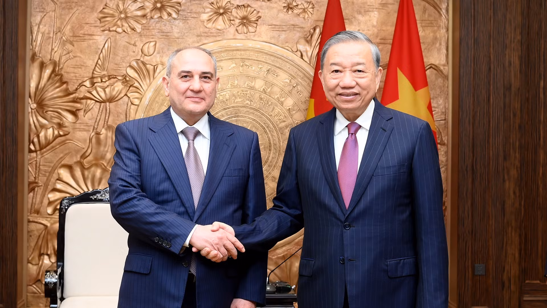 Tổng Bí thư Tô Lâm tiếp ông Tahir Budagov, Phó Chủ tịch kiêm Chánh Văn phòng Trung ương Đảng Azerbaijan Mới. (Ảnh: ĐĂNG KHOA)
