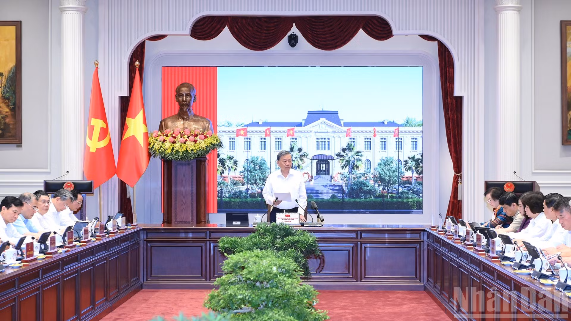 Tổng Bí thư, Chủ tịch nước Tô Lâm chủ trì làm việc với Đảng ủy Chính phủ và các cơ quan về tình hình thực hiện chính sách an sinh xã hội, nhất là đối với các đối tượng yếu thế, đề xuất chủ trương, giải pháp trong thời gian tới. (Ảnh: ĐĂNG KHOA)