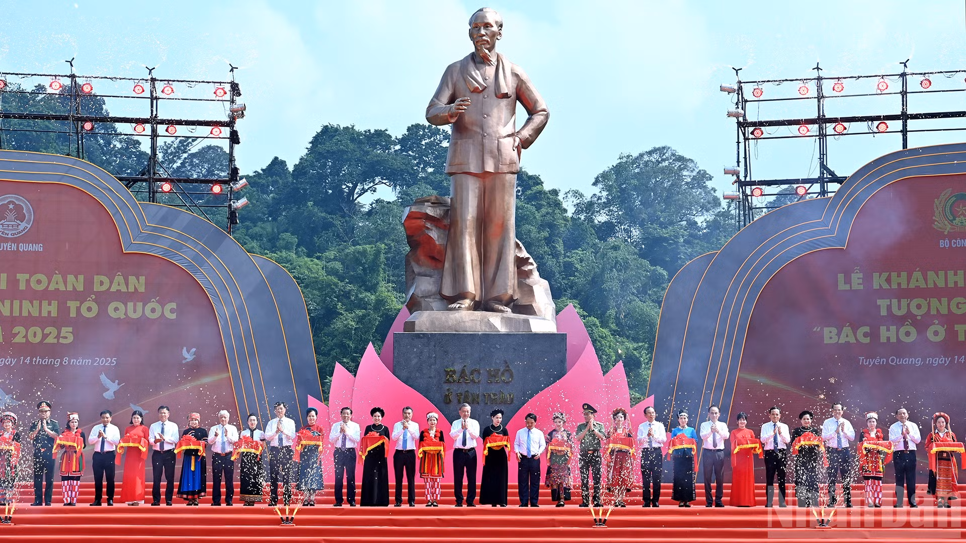 Tổng Bí thư Tô Lâm và các đồng chí lãnh đạo Đảng, Nhà nước thực hiện nghi thức khánh thành Tượng đài “Bác Hồ ở Tân Trào” tại xã Tân Trào, tỉnh Tuyên Quang. (Ảnh: ĐĂNG KHOA) 