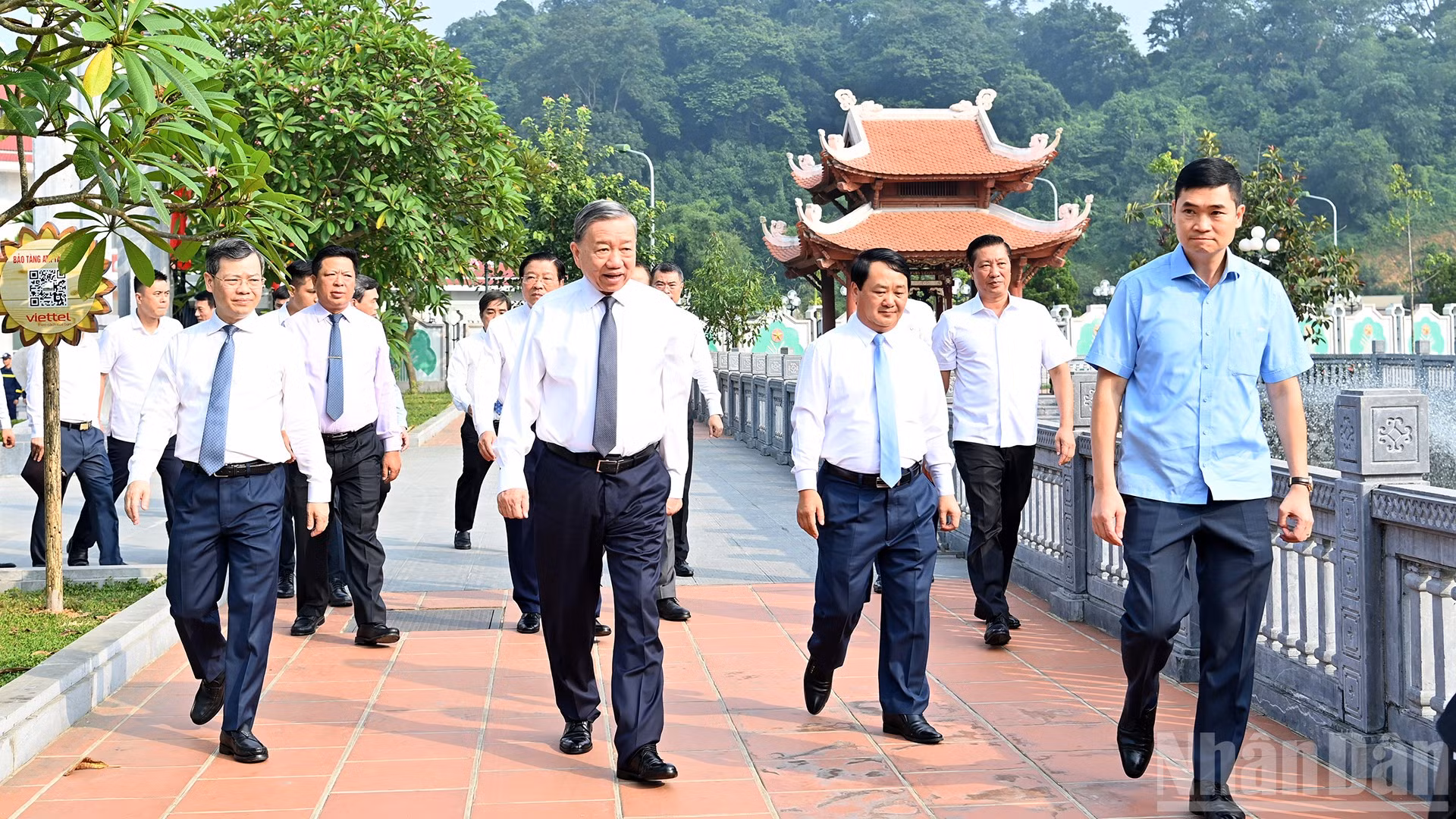 Tổng Bí thư Tô Lâm đến dâng hương tưởng niệm Chủ tịch Hồ Chí Minh và các vị tiền bối cách mạng. 